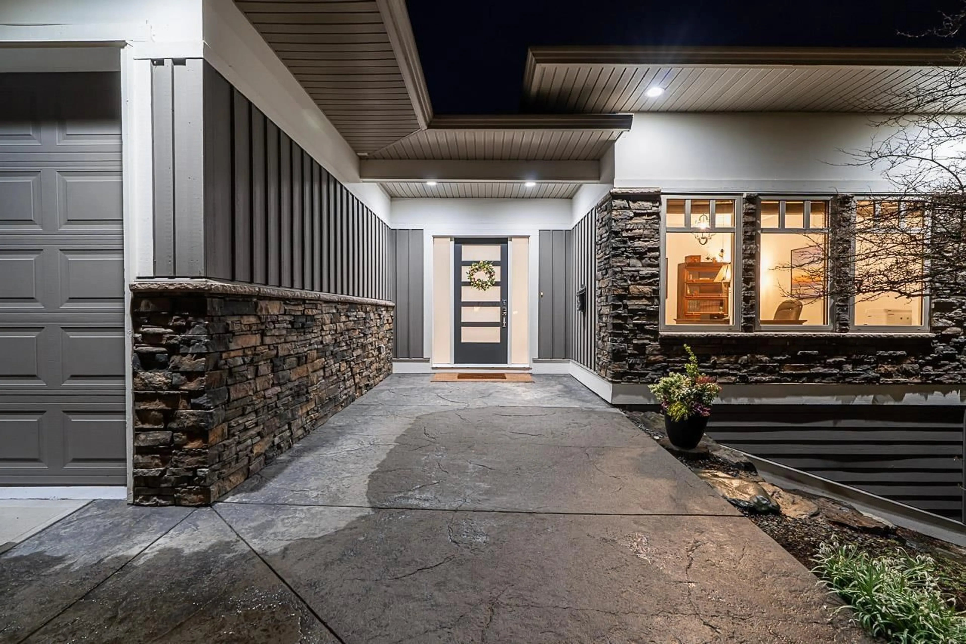 Indoor entryway for 111 - 51075 FALLS COURT, Chilliwack British Columbia V4Z1K7