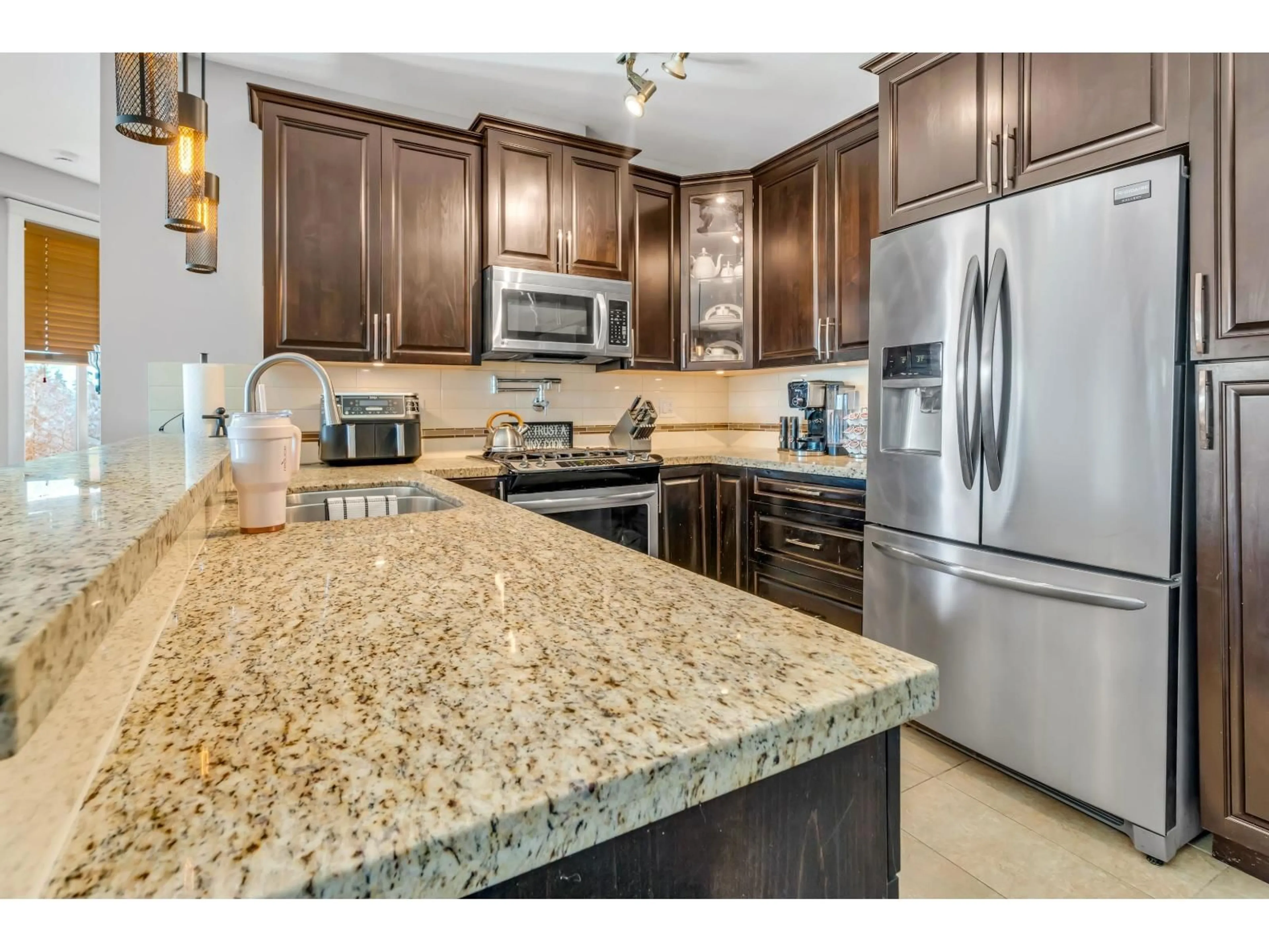 Open concept kitchen, ceramic/tile floor for 326 - 2860 TRETHEWEY STREET, Abbotsford British Columbia V2T0G5