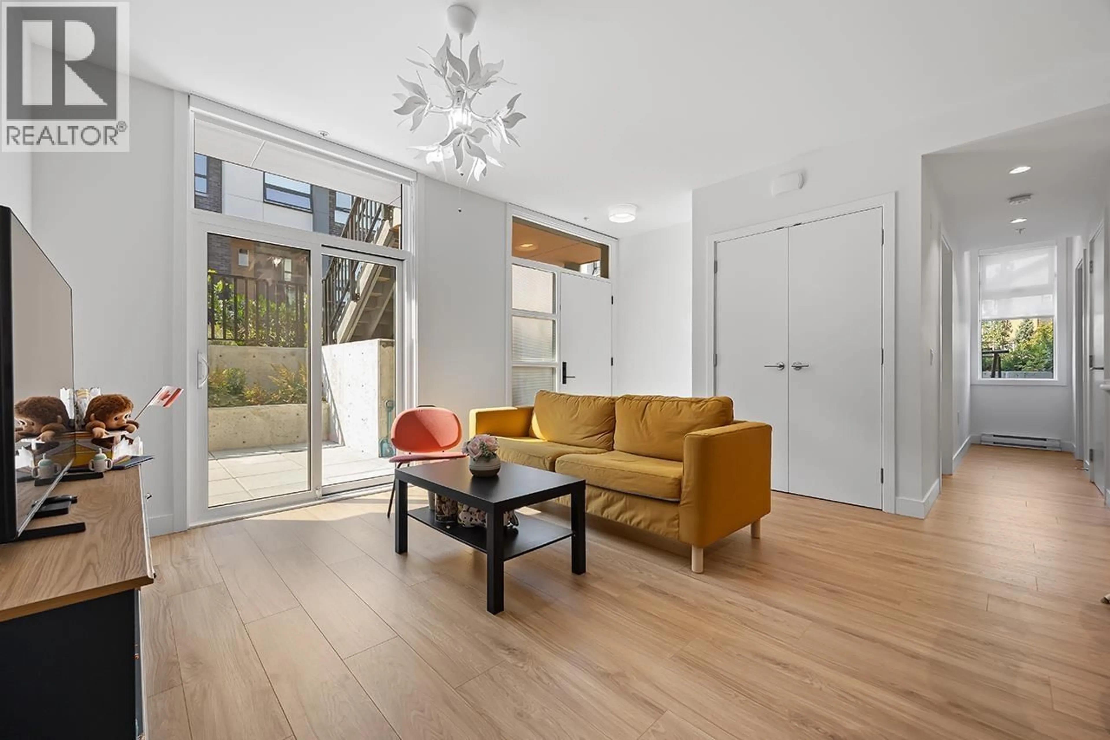 Living room with furniture, wood/laminate floor for 611 - 6085 IRMIN STREET, Burnaby British Columbia V5J0J7