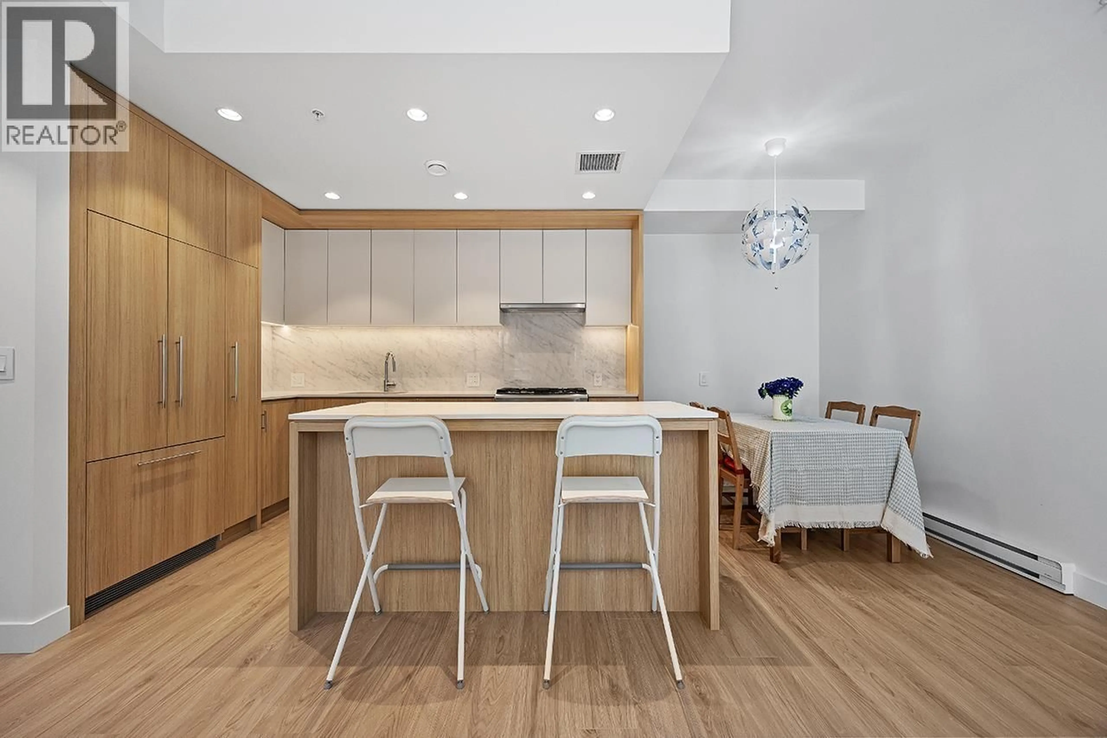 Contemporary kitchen, unknown for 611 - 6085 IRMIN STREET, Burnaby British Columbia V5J0J7