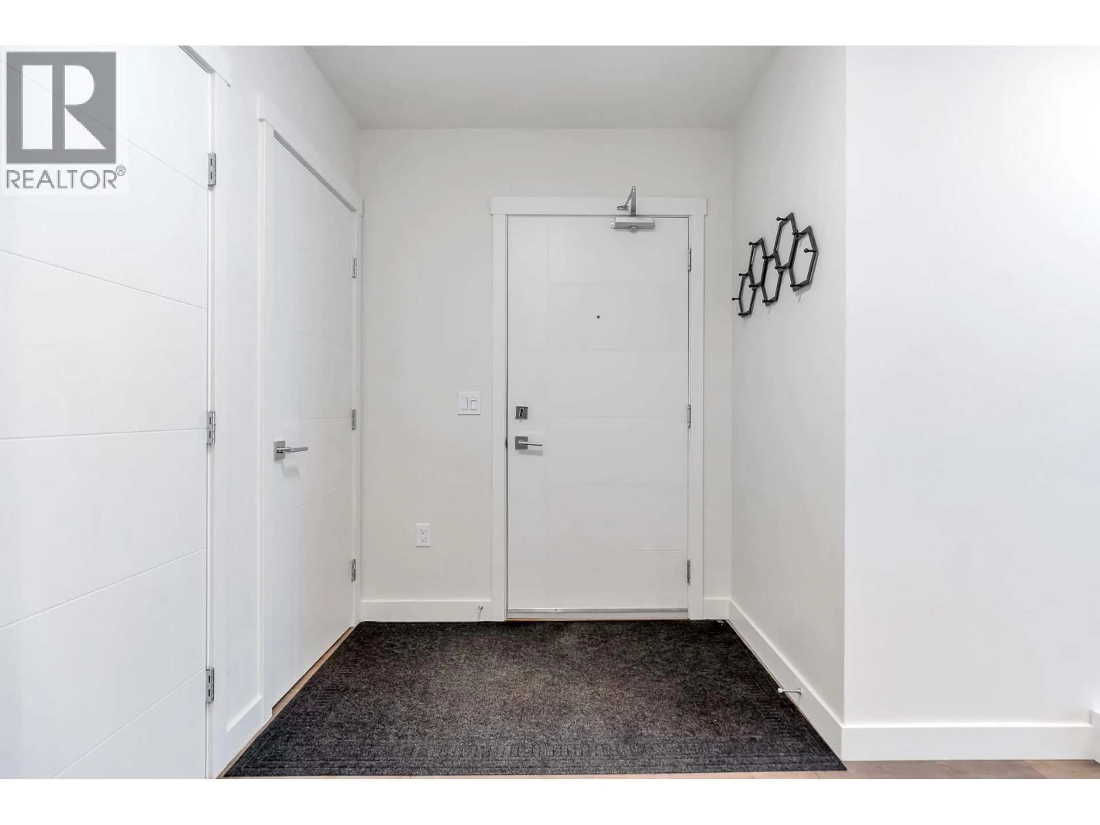 Indoor entryway for 611 - 707 COMO LAKE AVENUE, Coquitlam British Columbia V3J0J5