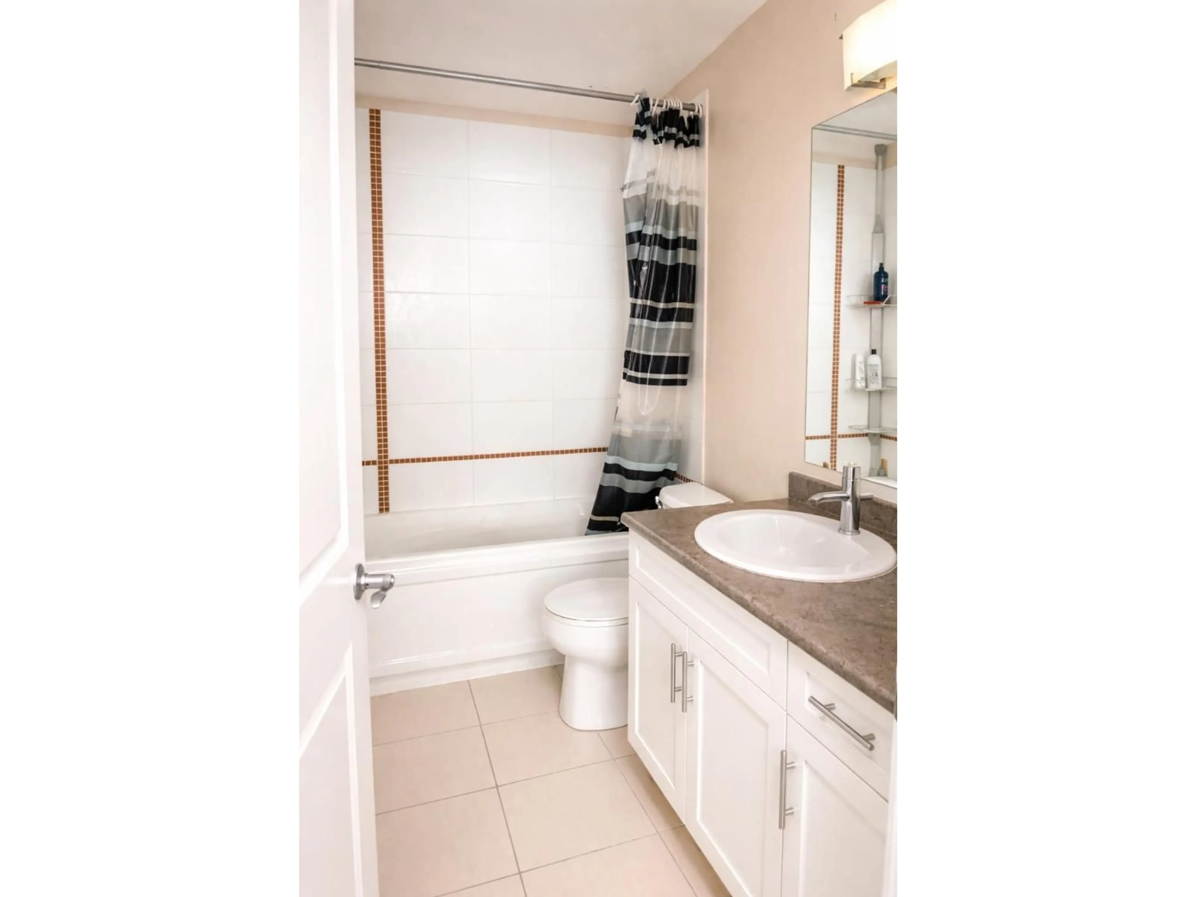 Standard bathroom, ceramic/tile floor for 407 - 9422 VICTOR STREET, Chilliwack British Columbia V2P0B8