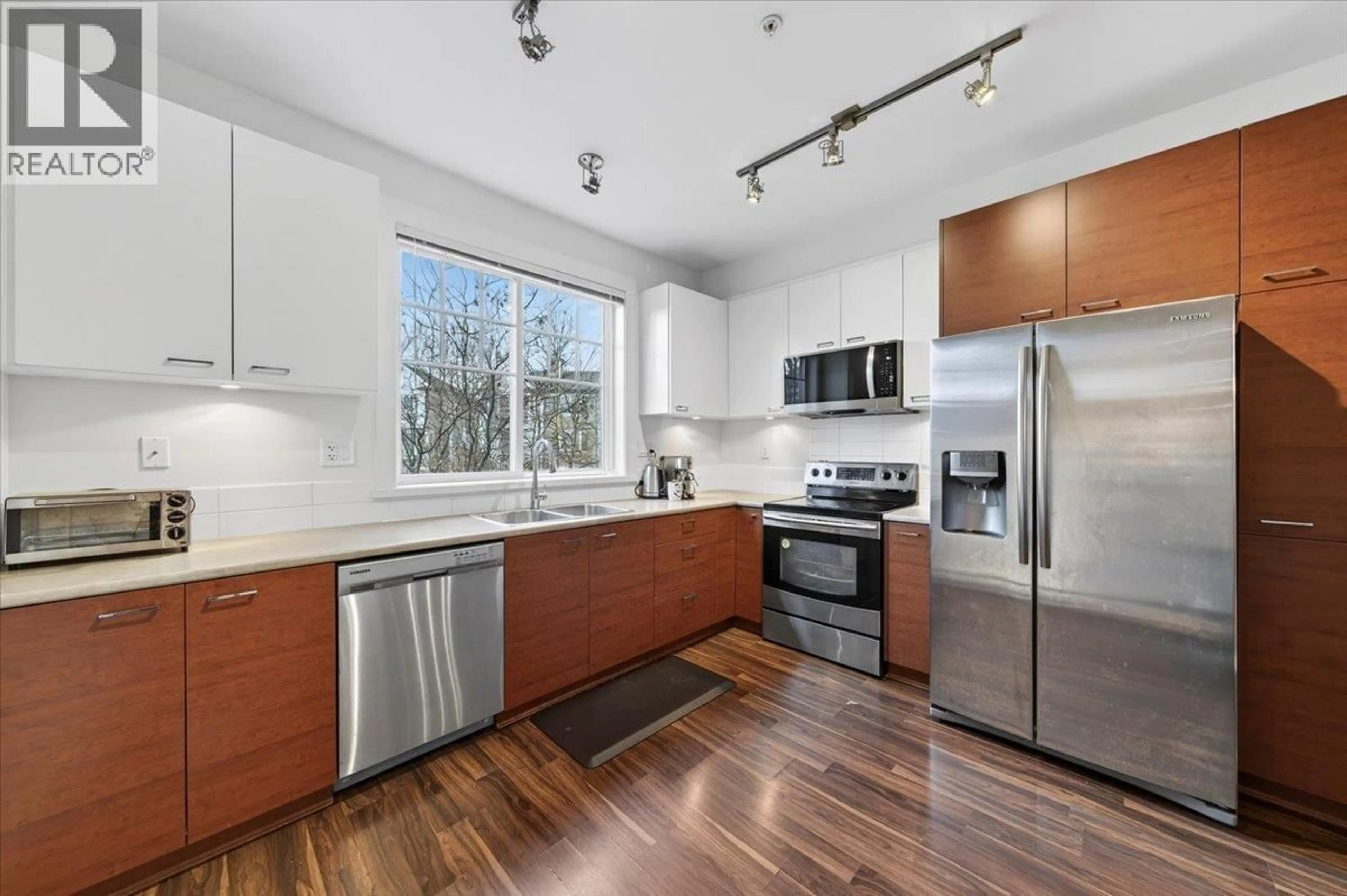 Open concept kitchen, wood/laminate floor for 39 - 3010 RIVERBEND DRIVE, Coquitlam British Columbia V3C0B8