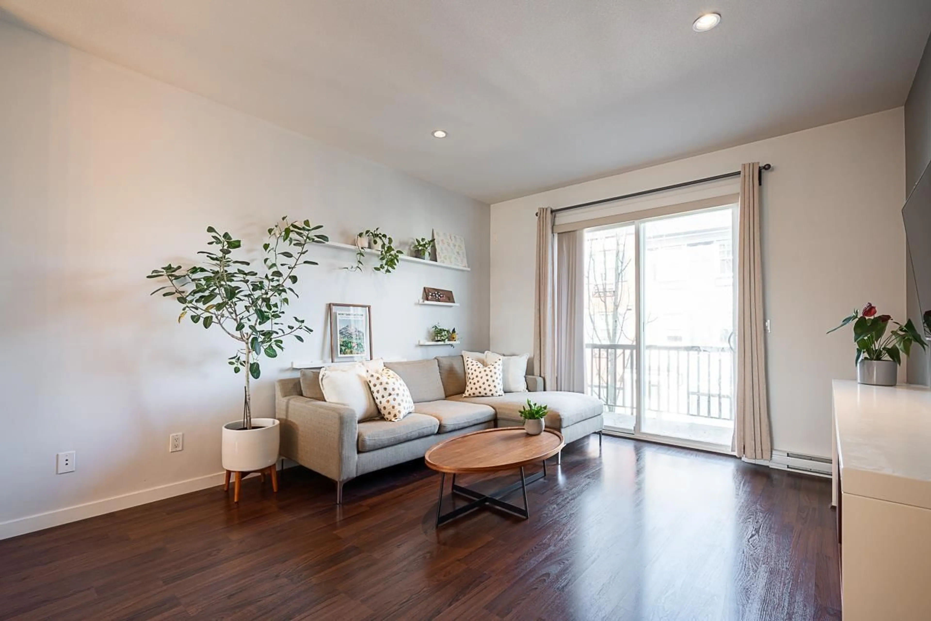 Living room with furniture, wood/laminate floor for 6 - 7348 192A STREET, Surrey British Columbia V4N6J2