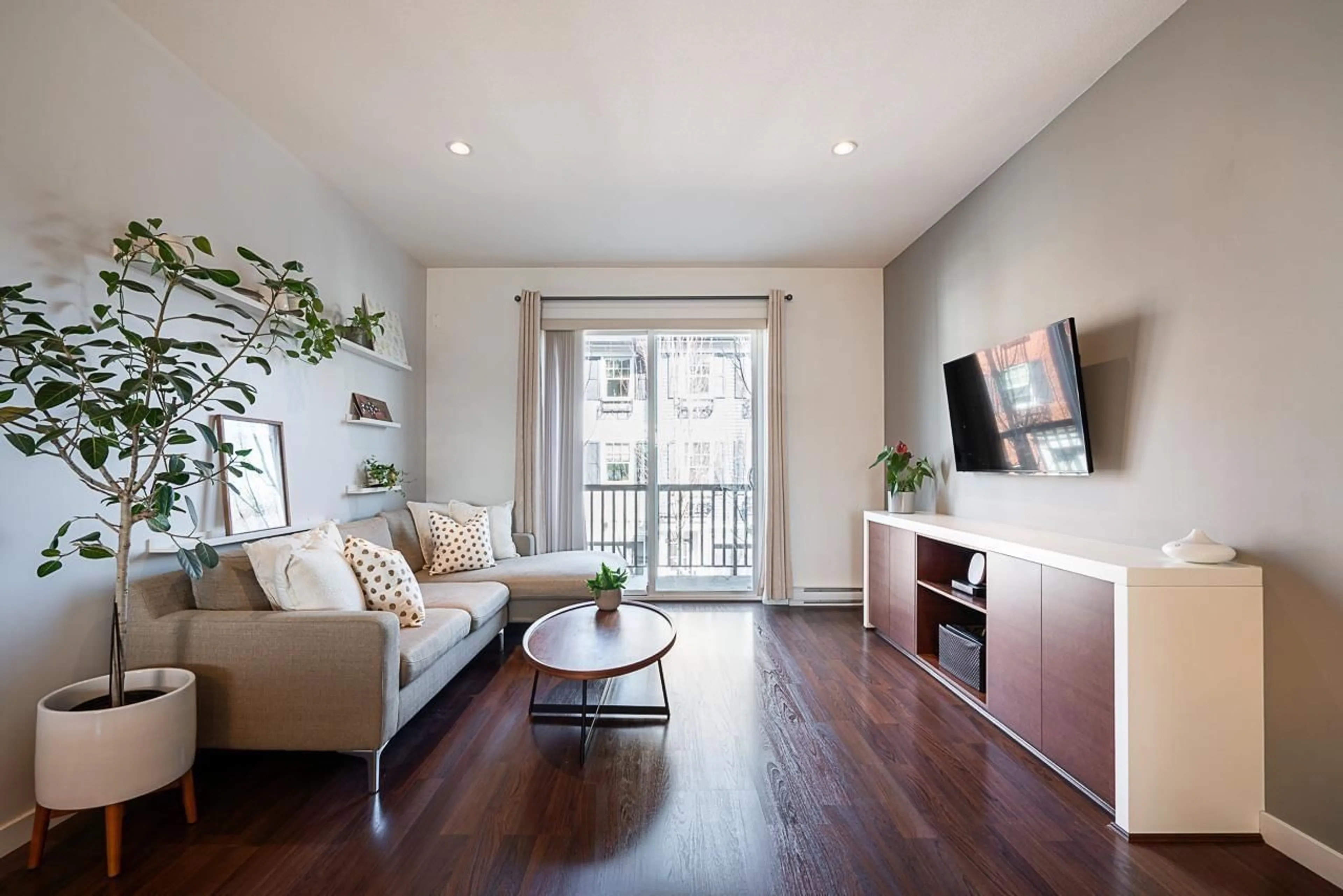 Living room with furniture, wood/laminate floor for 6 - 7348 192A STREET, Surrey British Columbia V4N6J2