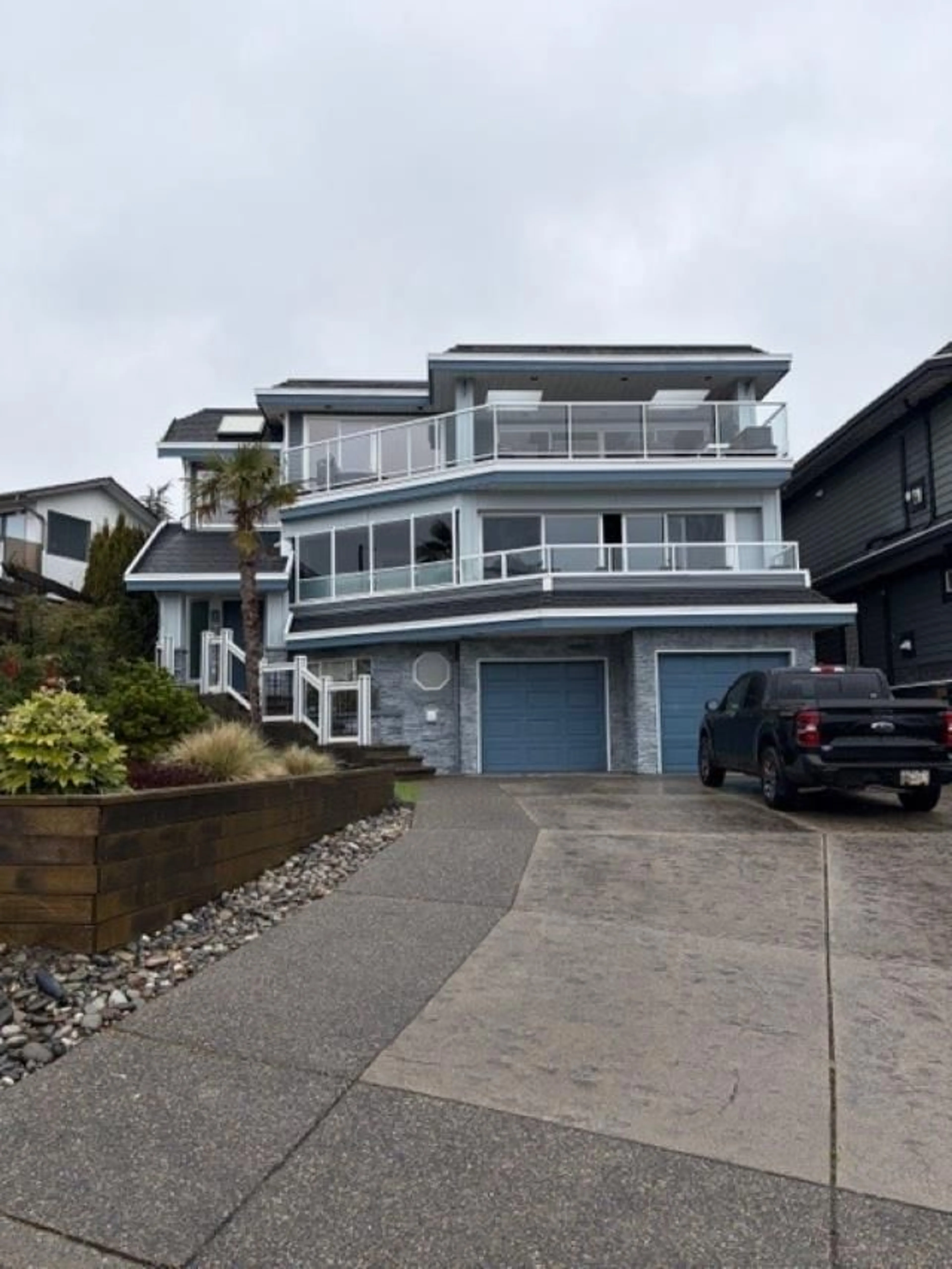 A pic from outside/outdoor area/front of a property/back of a property/a pic from drone, street for 15587 SEMIAHMOO AVENUE, White Rock British Columbia V4B1V3