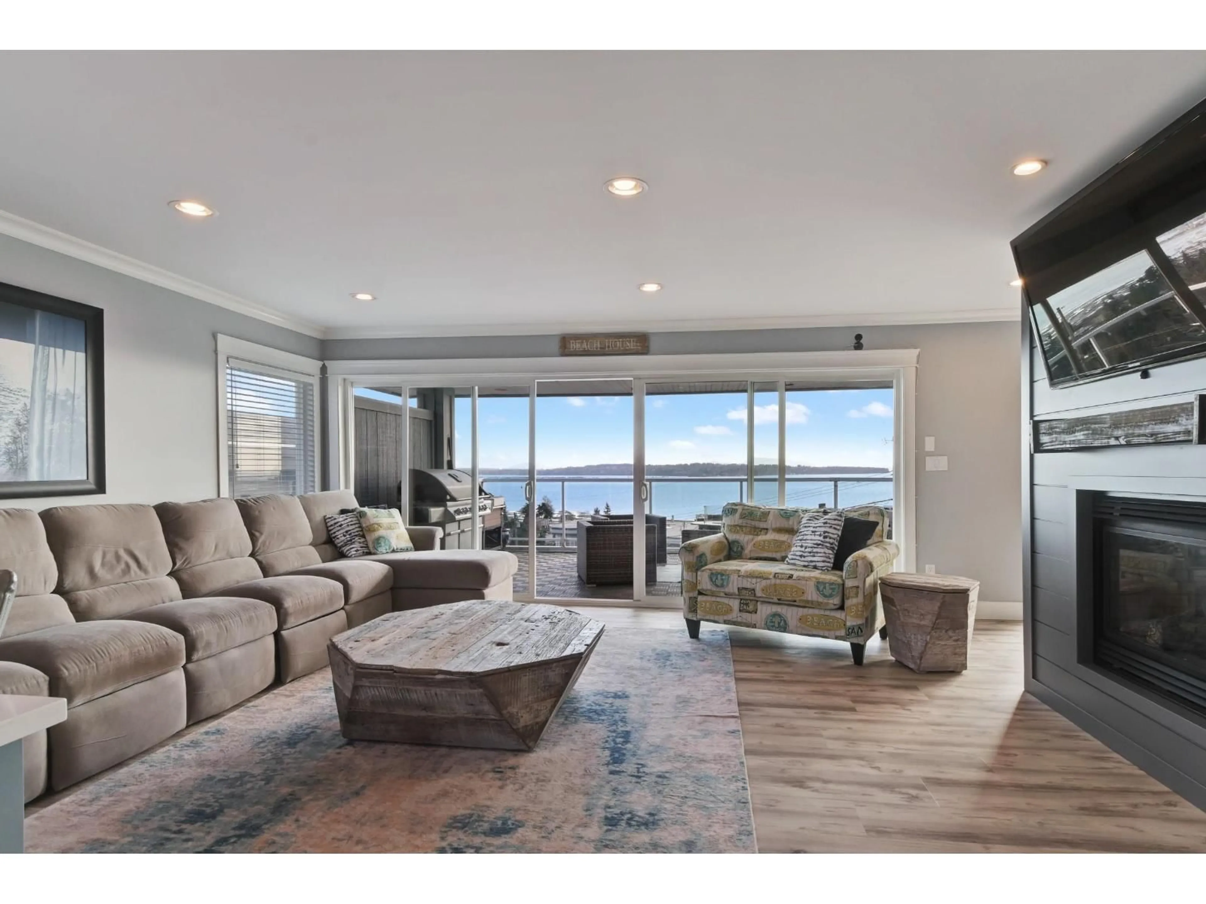 Living room with furniture, unknown for 15587 SEMIAHMOO AVENUE, White Rock British Columbia V4B1V3