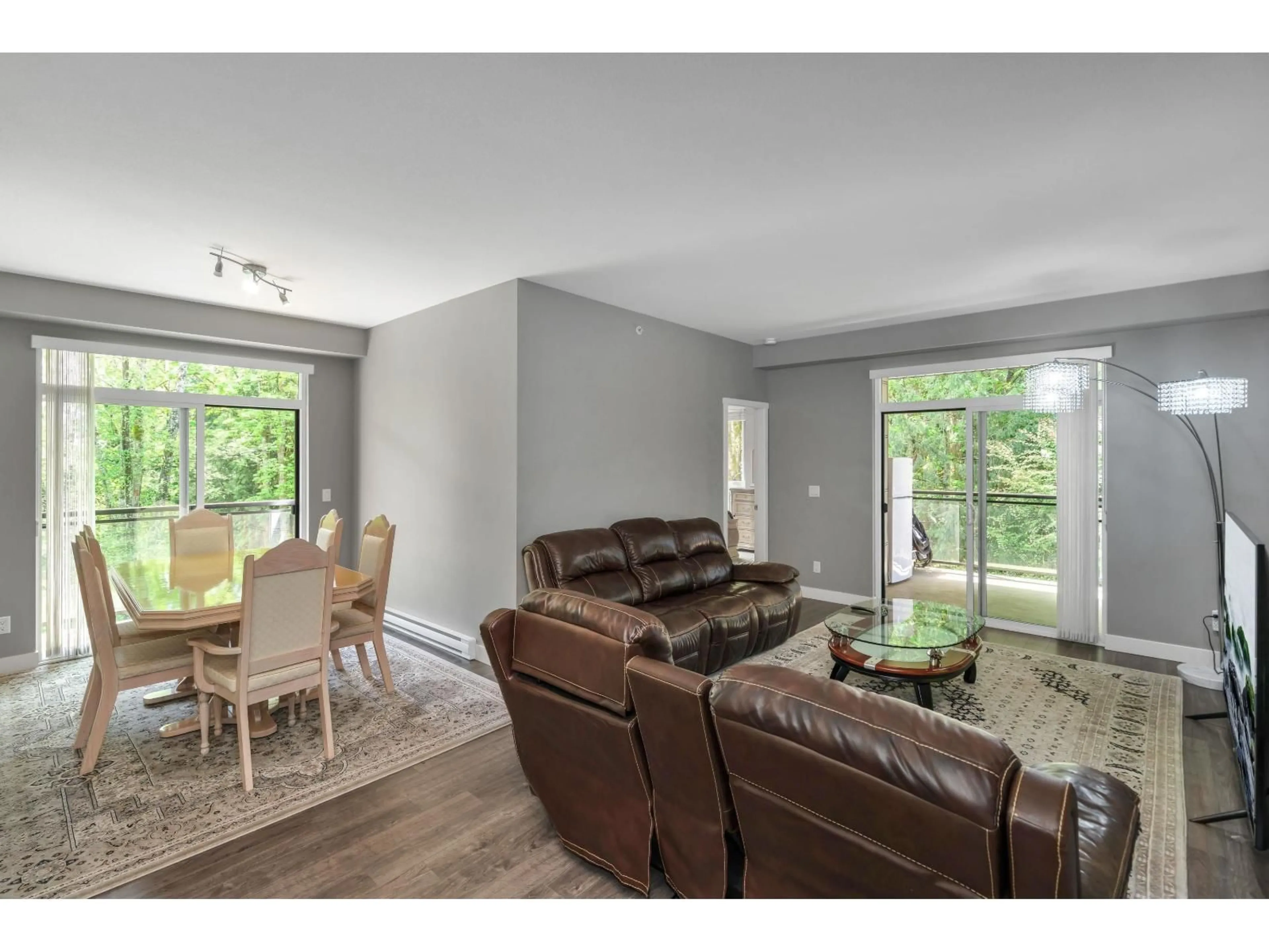 Living room with furniture, wood/laminate floor for 411 - 14358 60 AVENUE, Surrey British Columbia V3X0G3