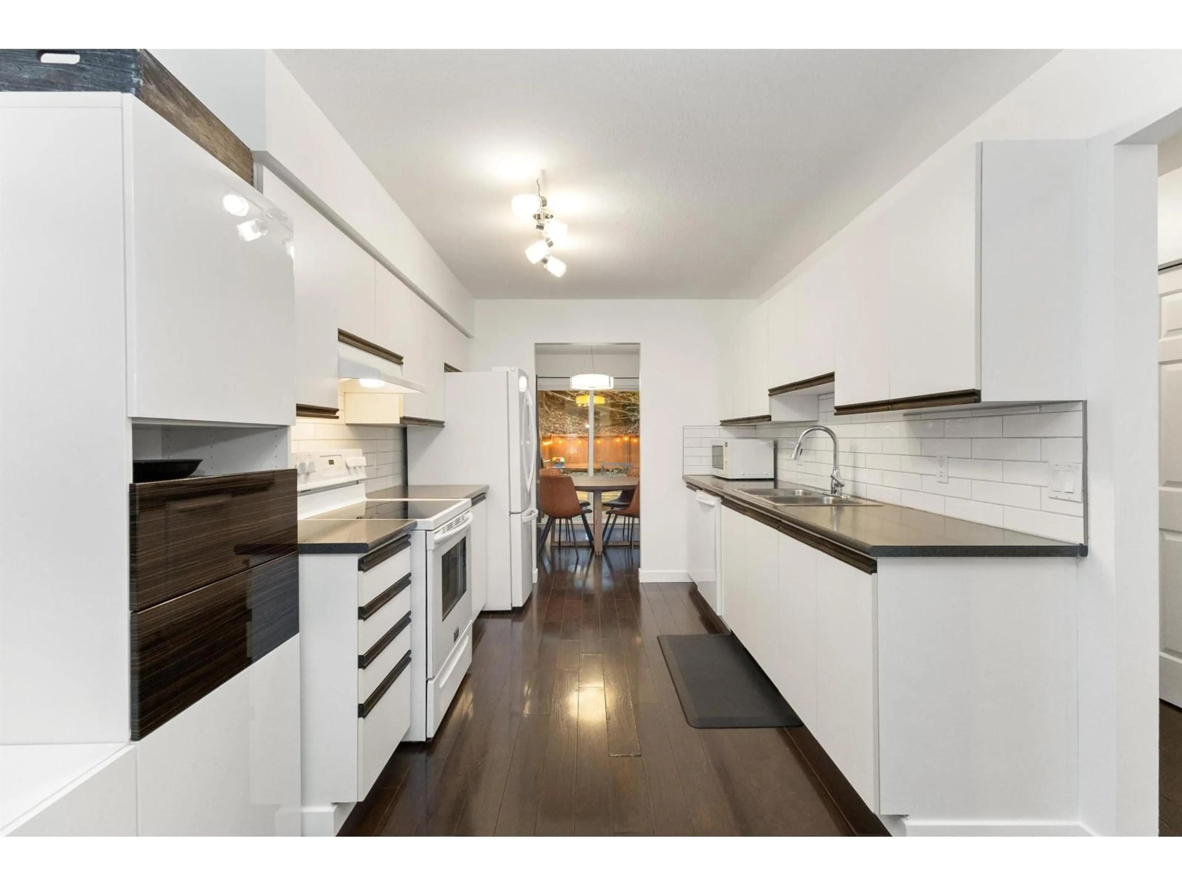 Standard kitchen, wood/laminate floor for 47 - 36060 OLD YALE ROAD, Abbotsford British Columbia V3G2E9