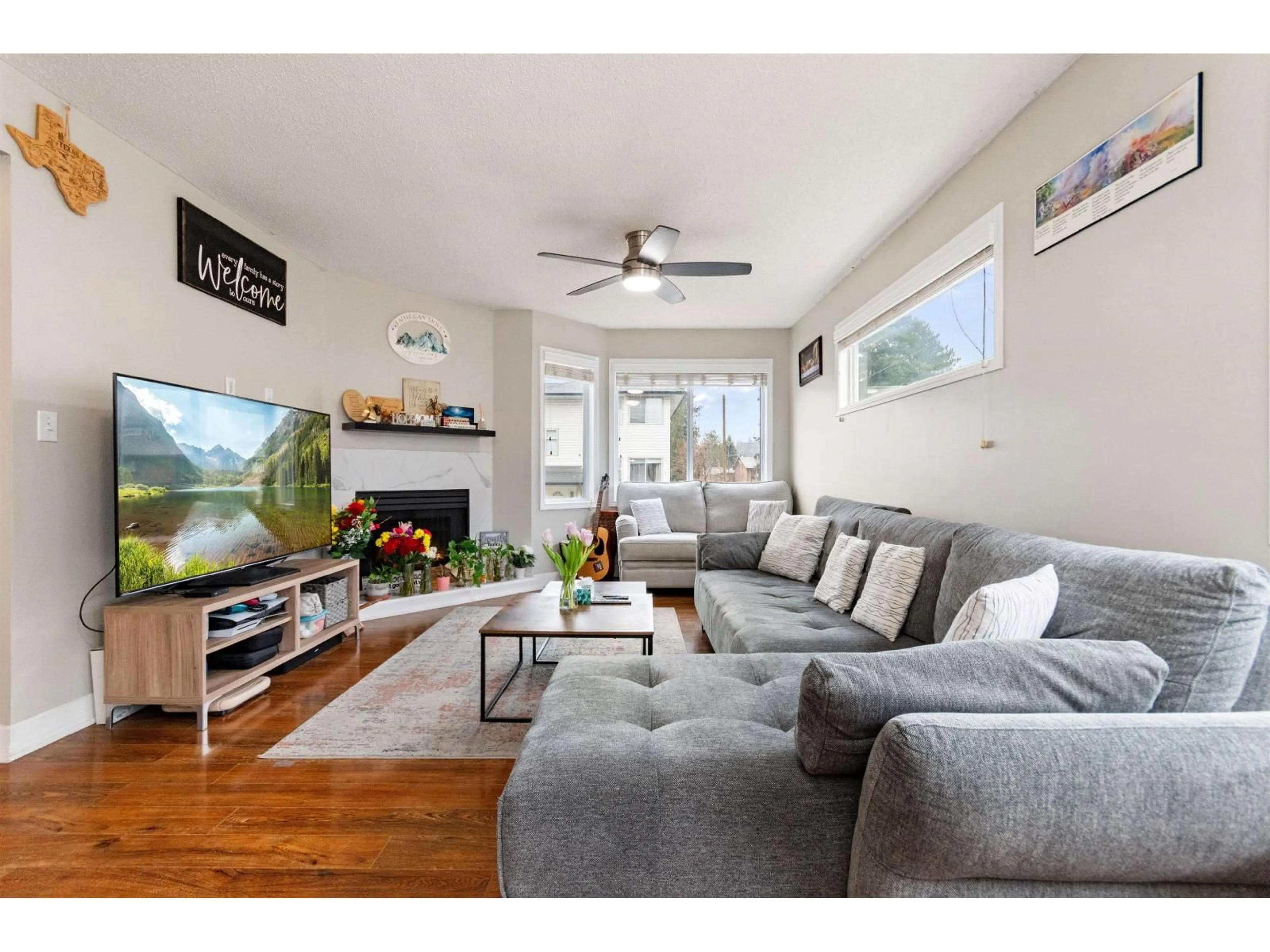 Living room with furniture, wood/laminate floor for 7 - 5904 VEDDER ROAD, Chilliwack British Columbia V2R3E7