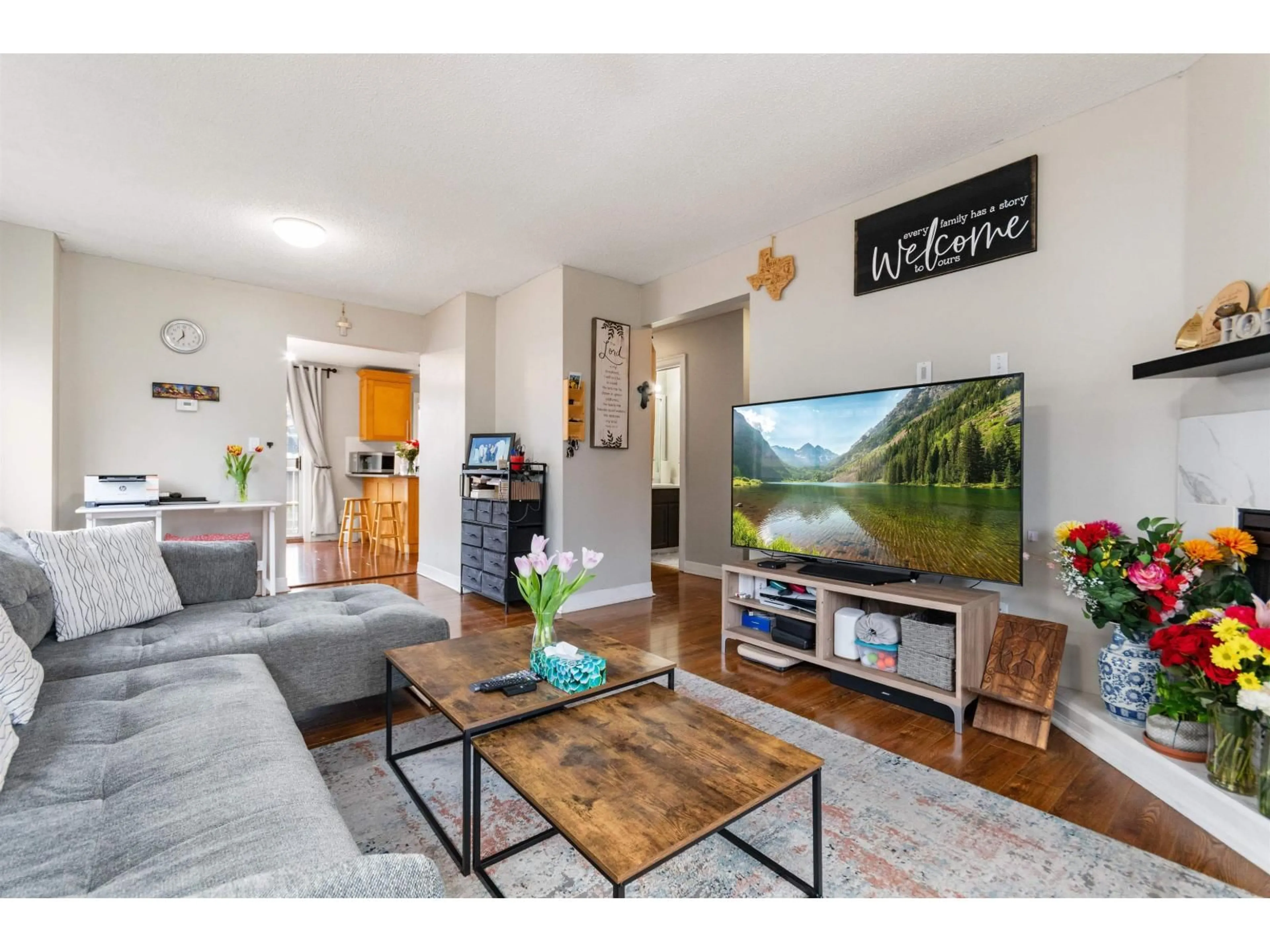 Living room with furniture, wood/laminate floor for 7 - 5904 VEDDER ROAD, Chilliwack British Columbia V2R3E7