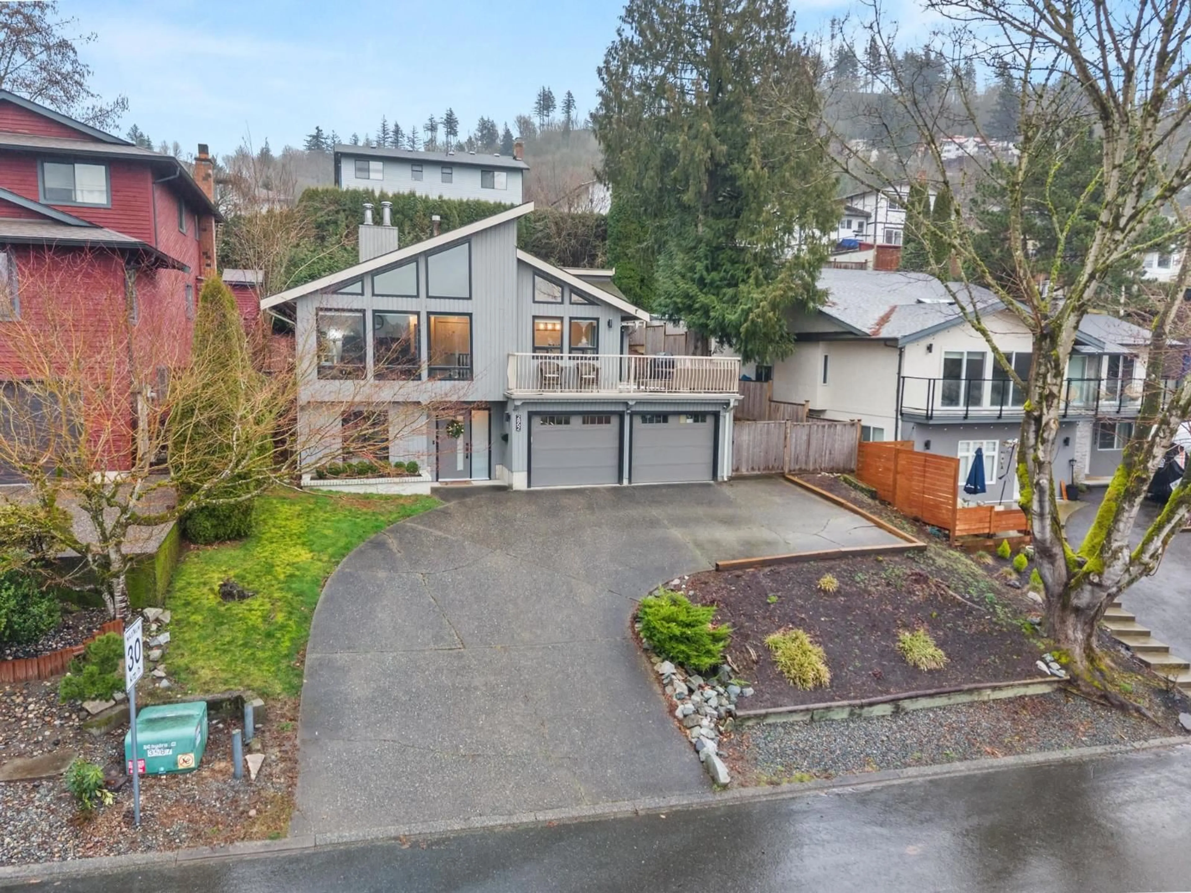 A pic from outside/outdoor area/front of a property/back of a property/a pic from drone, street for 2862 MCBRIDE STREET, Abbotsford British Columbia V3G1G9