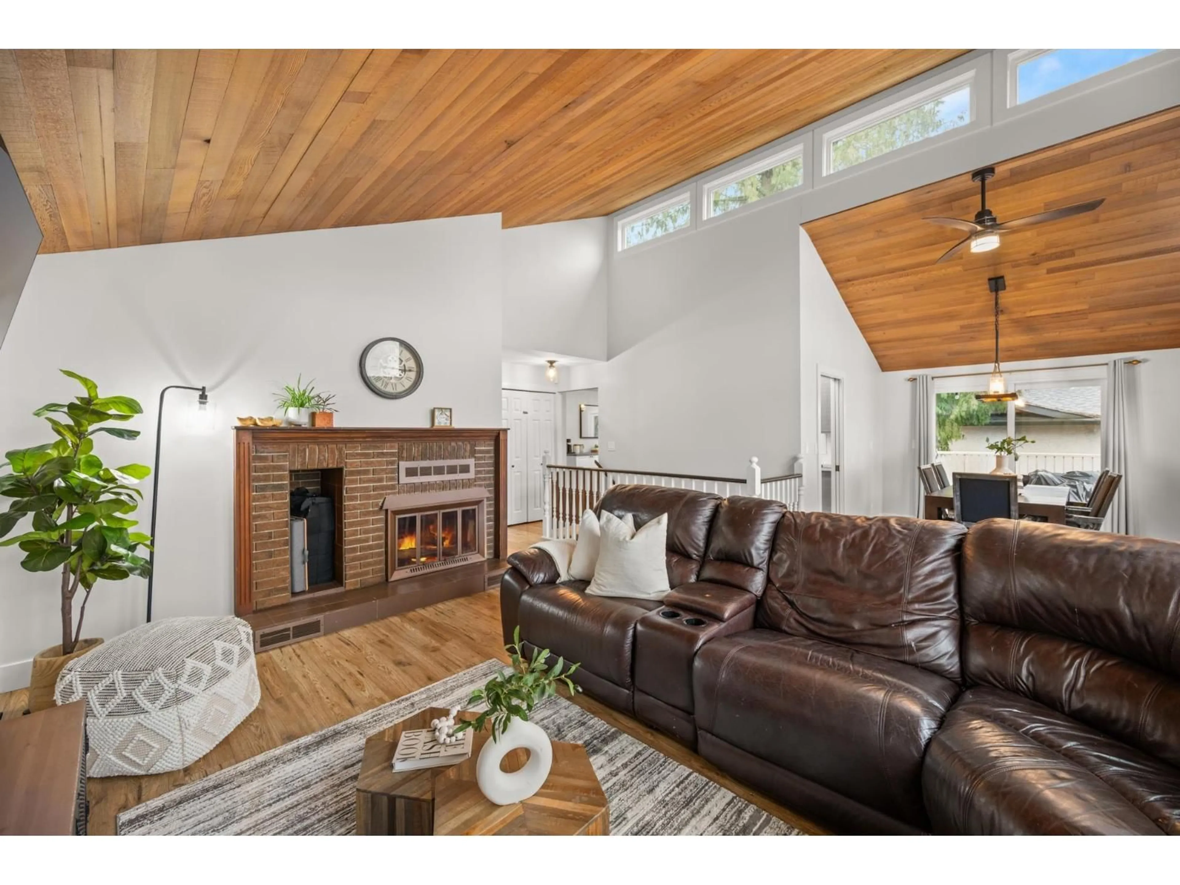 Living room with furniture, wood/laminate floor for 2862 MCBRIDE STREET, Abbotsford British Columbia V3G1G9