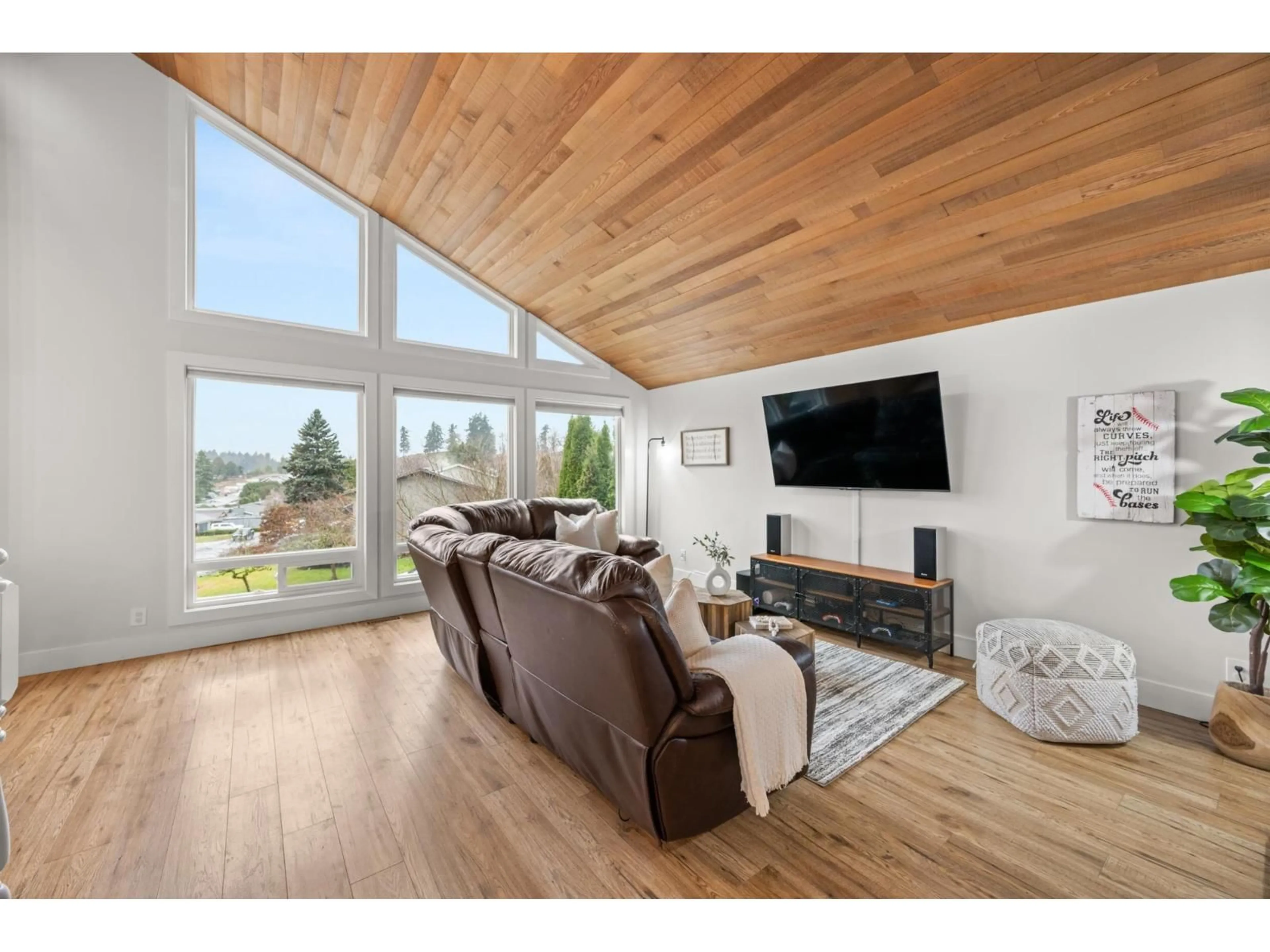 Living room with furniture, wood/laminate floor for 2862 MCBRIDE STREET, Abbotsford British Columbia V3G1G9