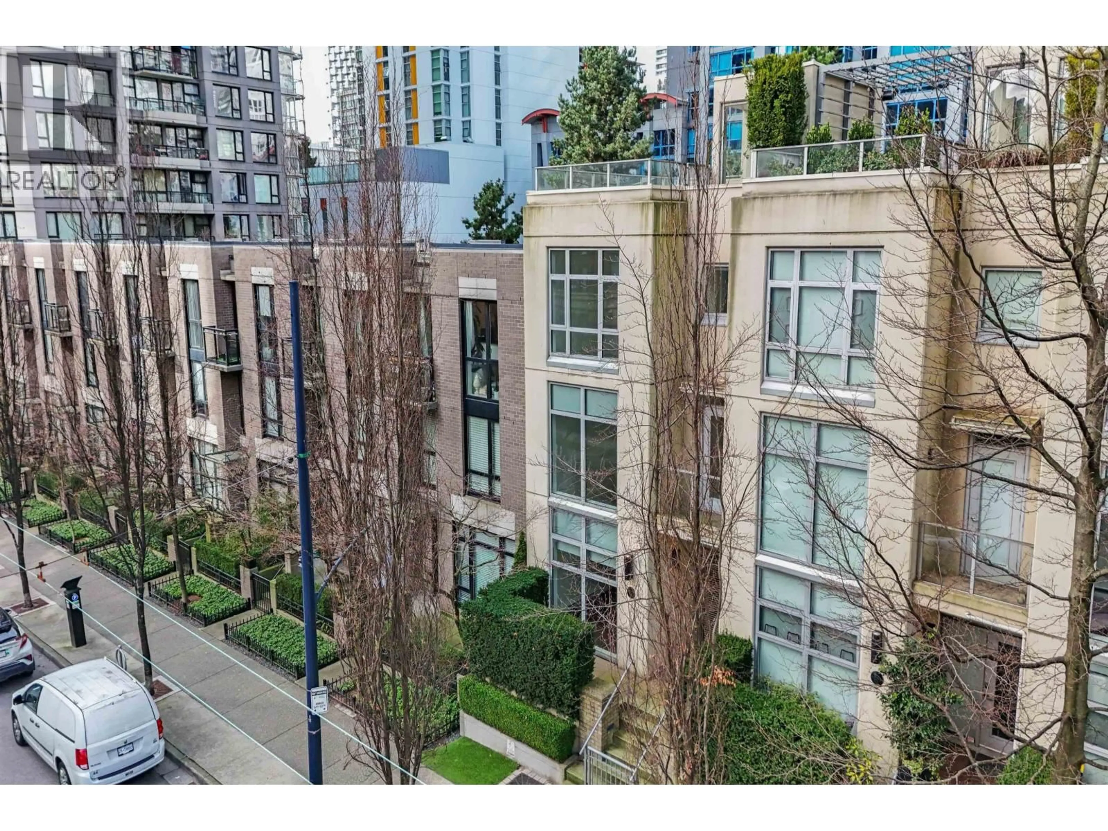 A pic from outside/outdoor area/front of a property/back of a property/a pic from drone, city buildings view from balcony for 1237 RICHARDS STREET, Vancouver British Columbia V6B3G3