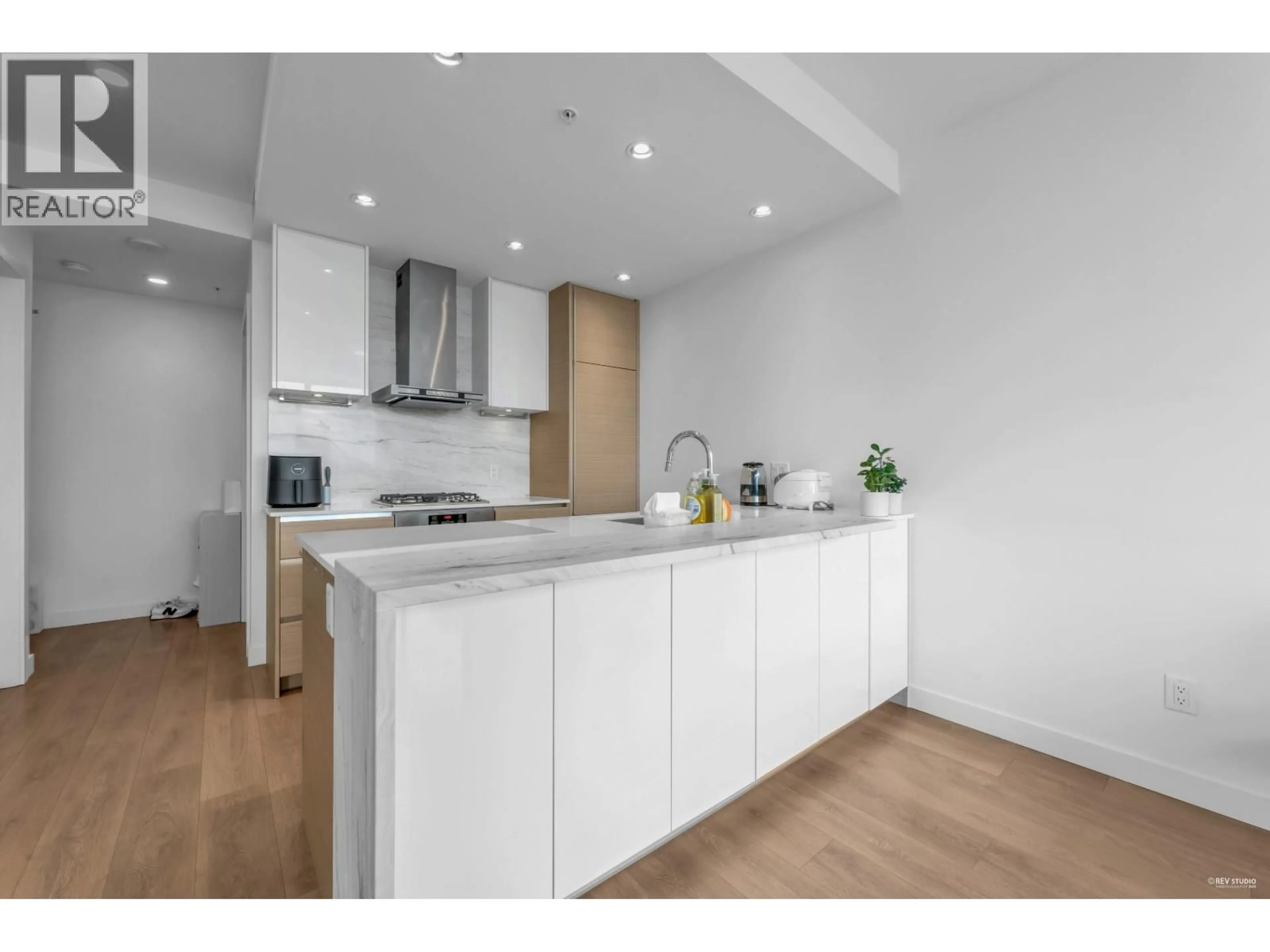 Open concept kitchen, wood/laminate floor for 2701 - 4670 ASSEMBLY WAY, Burnaby British Columbia V5H0H3