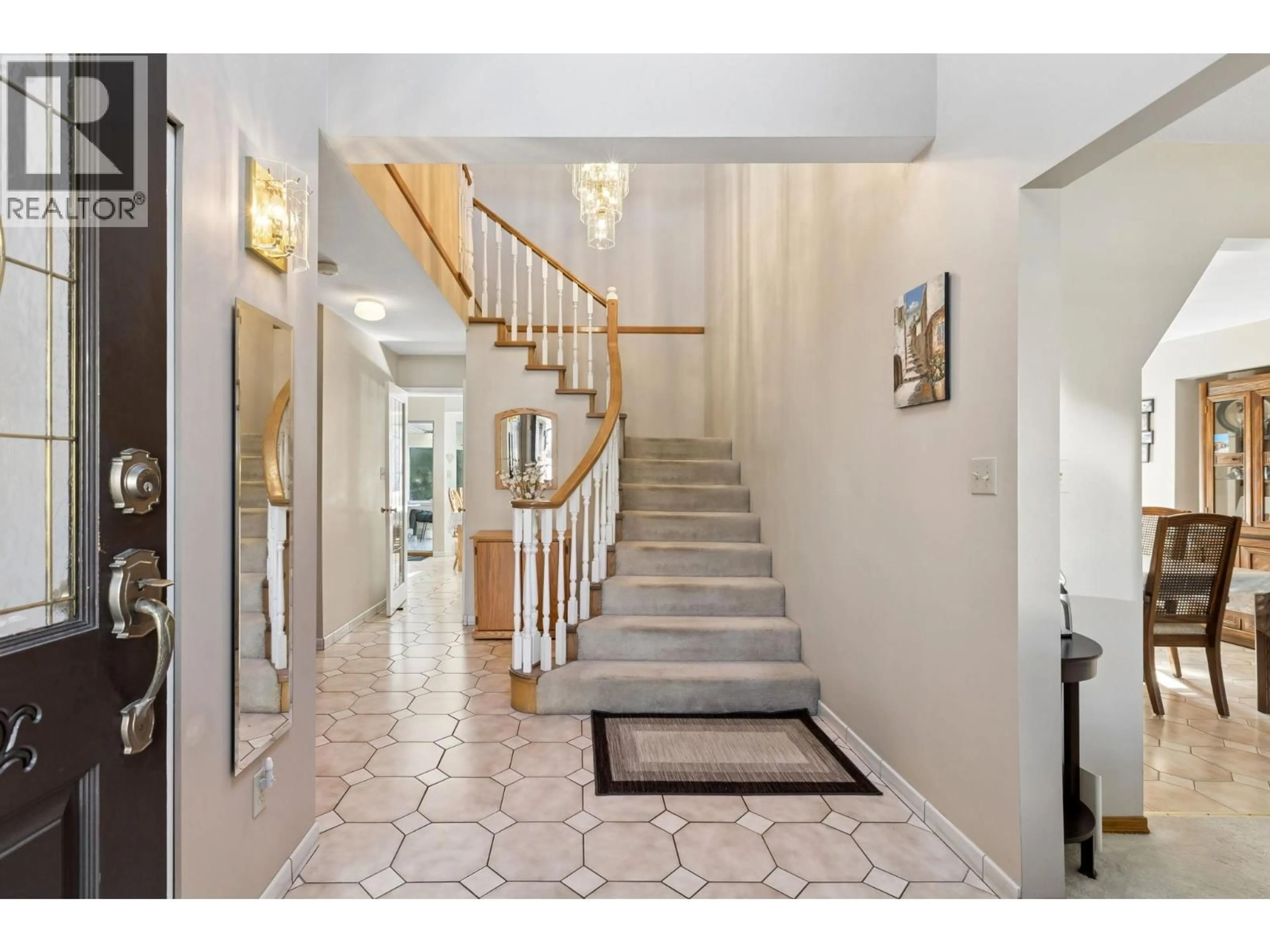 Indoor foyer for 5356 UNION STREET, Burnaby British Columbia V5B1W3