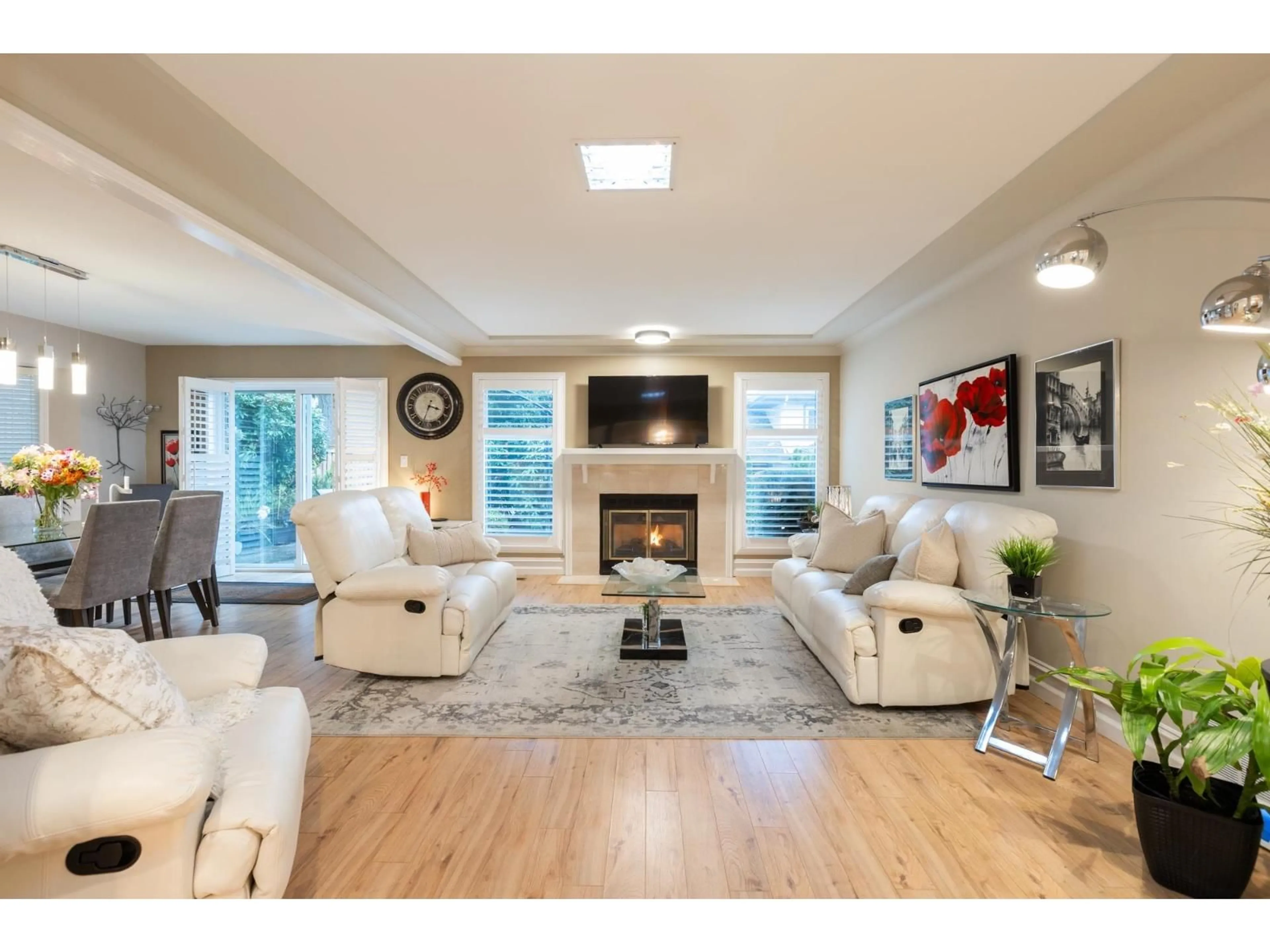 Living room with furniture, unknown for 4 - 12945 17 AVENUE, Surrey British Columbia V4A8T7