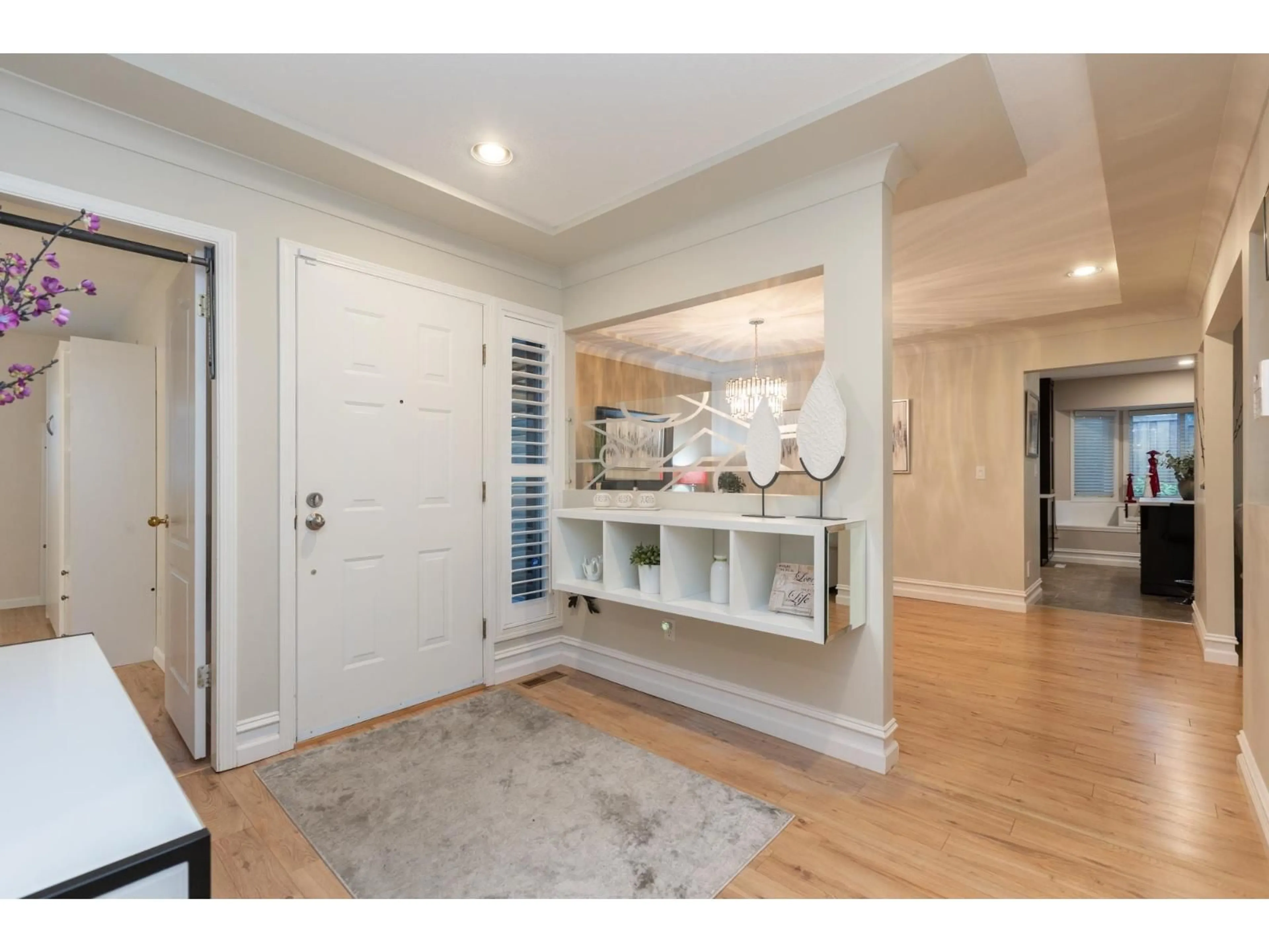 Indoor entryway for 4 - 12945 17 AVENUE, Surrey British Columbia V4A8T7