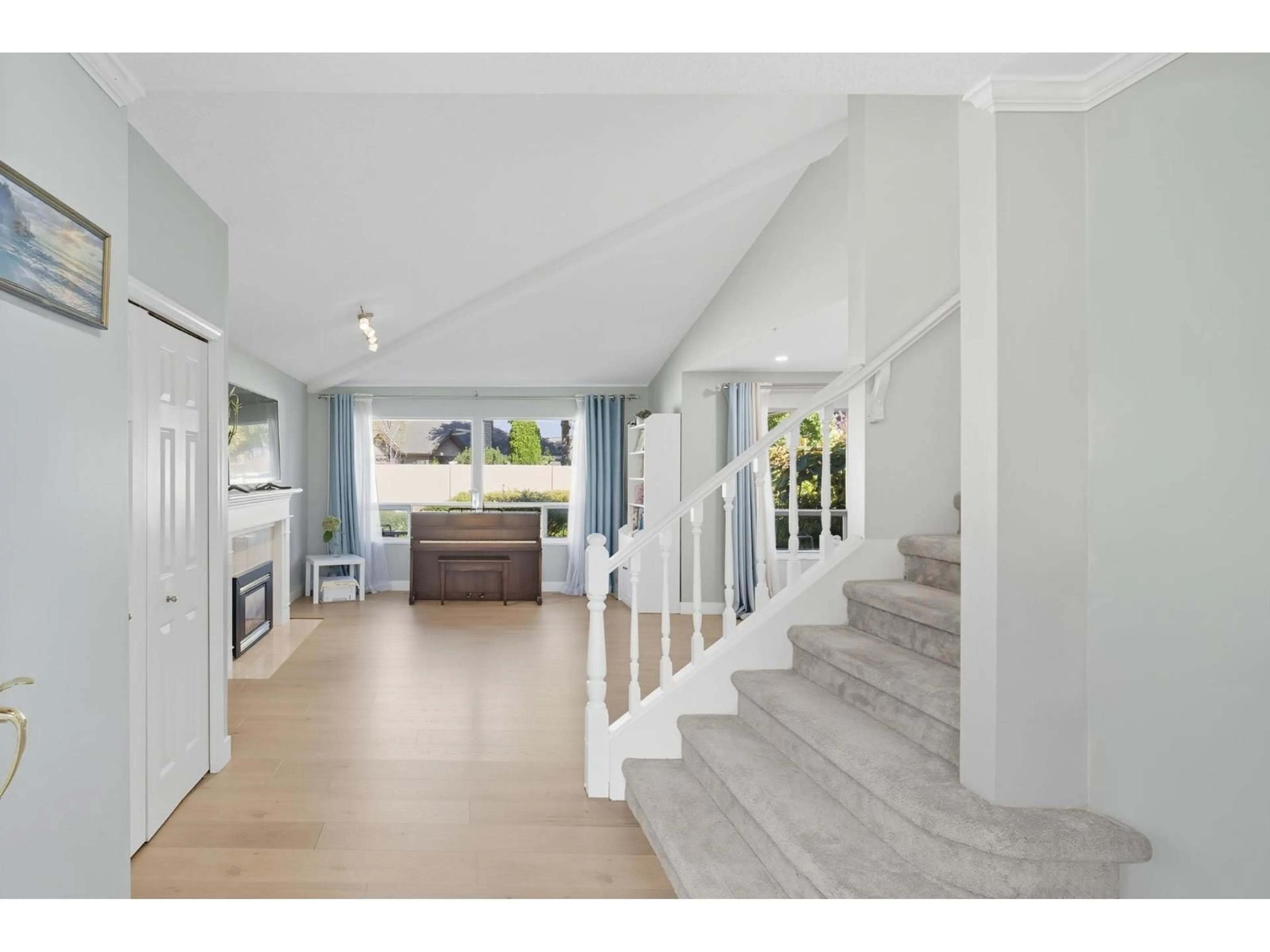 Indoor foyer for 118 - 15121 19 AVENUE, Surrey British Columbia V4A8J5