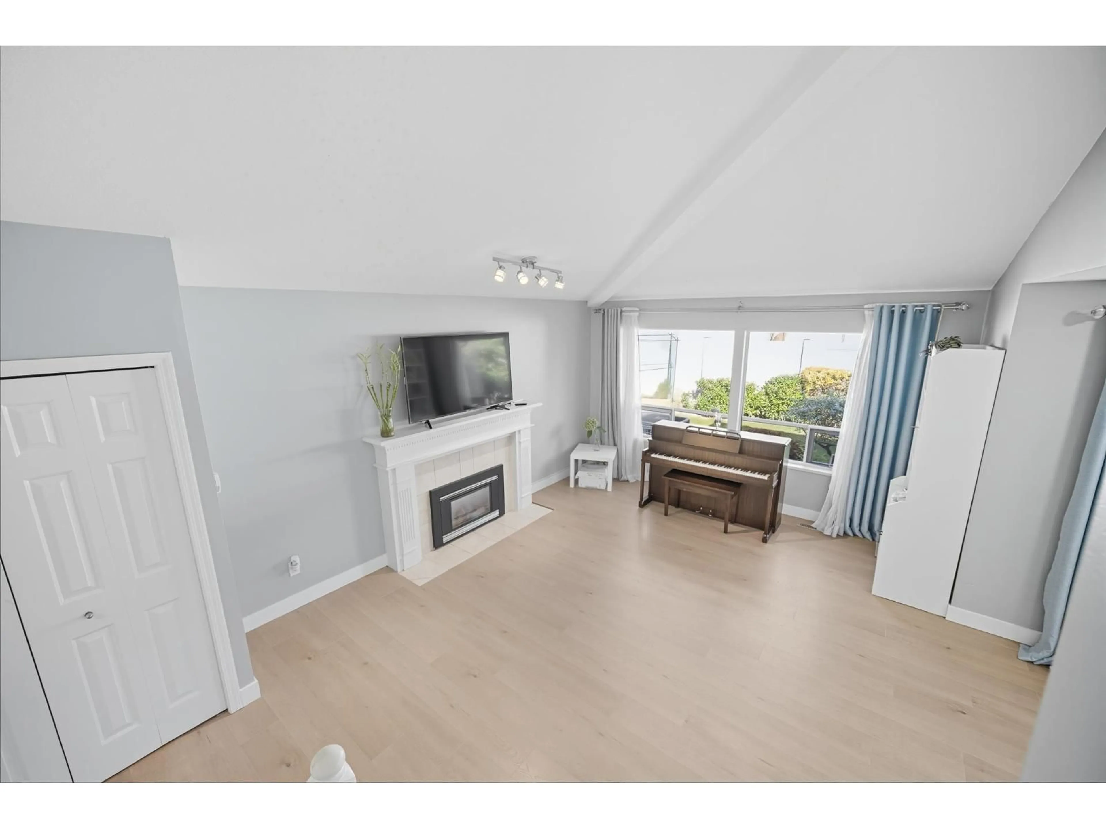 Unknown for 118 - 15121 19 AVENUE, Surrey British Columbia V4A8J5