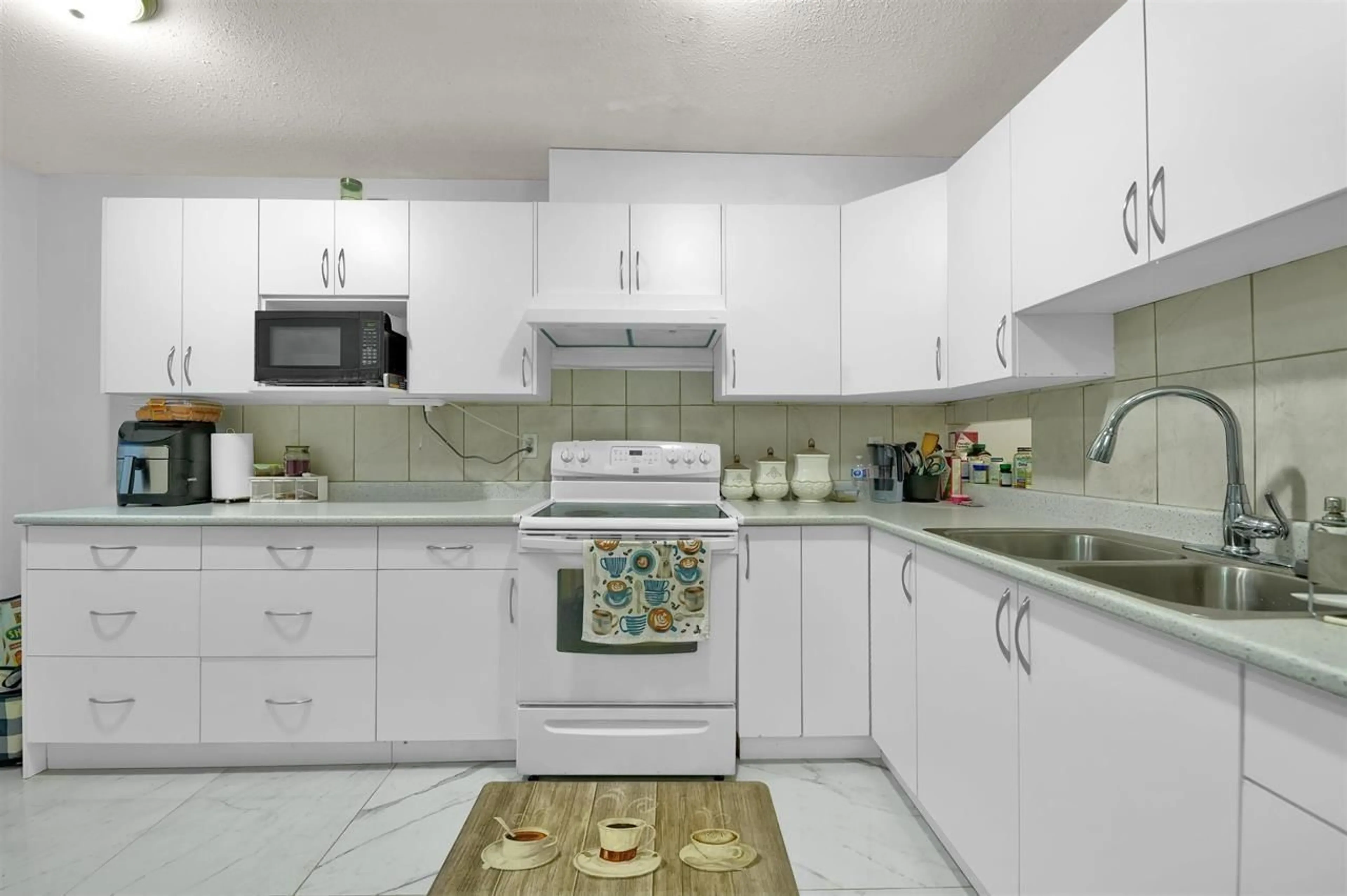 Standard kitchen, ceramic/tile floor for 33 - 3075 TRETHEWEY STREET, Abbotsford British Columbia V2T3R4