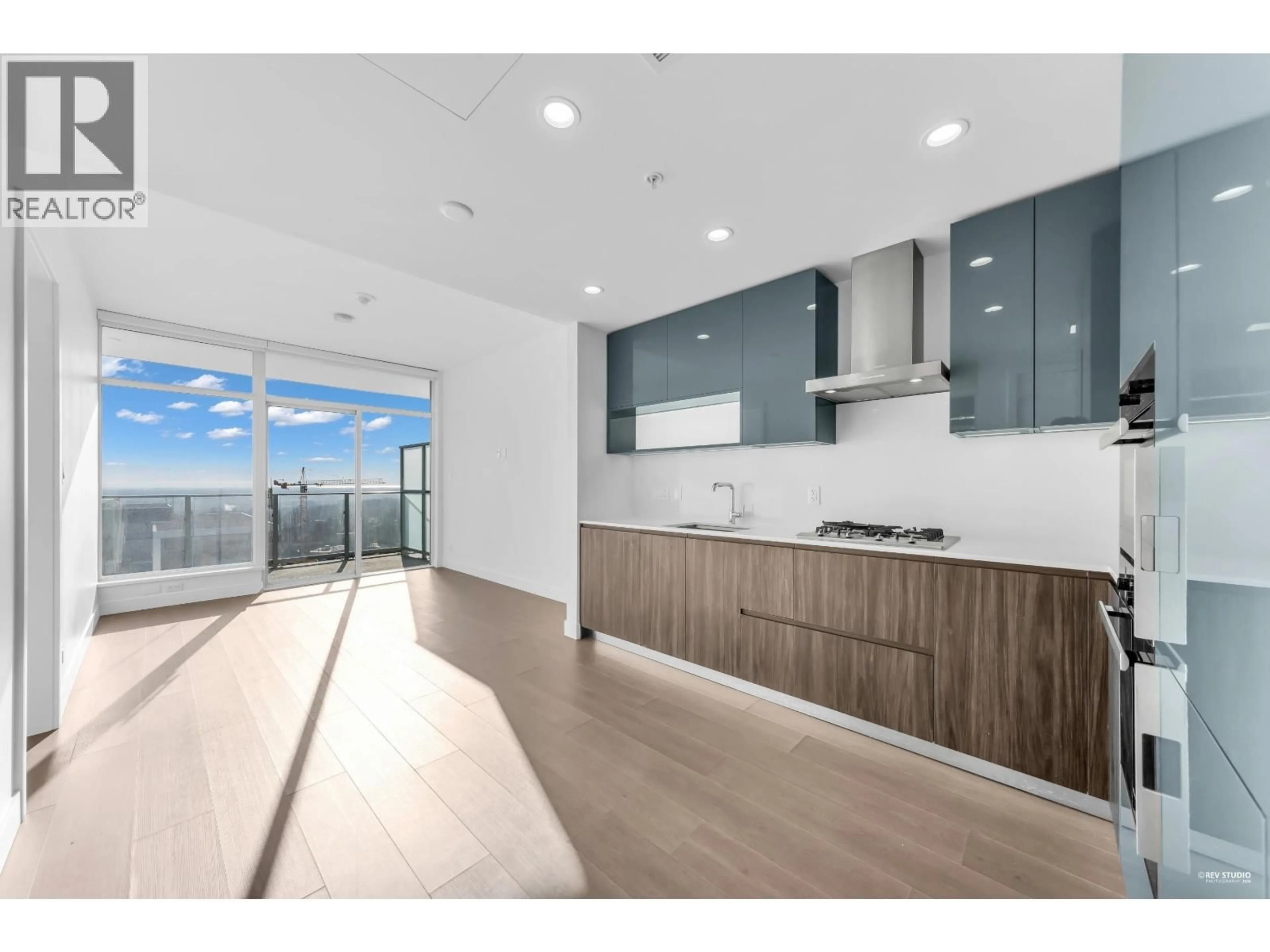 Open concept kitchen, wood/laminate floor for 1505 - 6511 SUSSEX AVENUE, Burnaby British Columbia V5H0K5