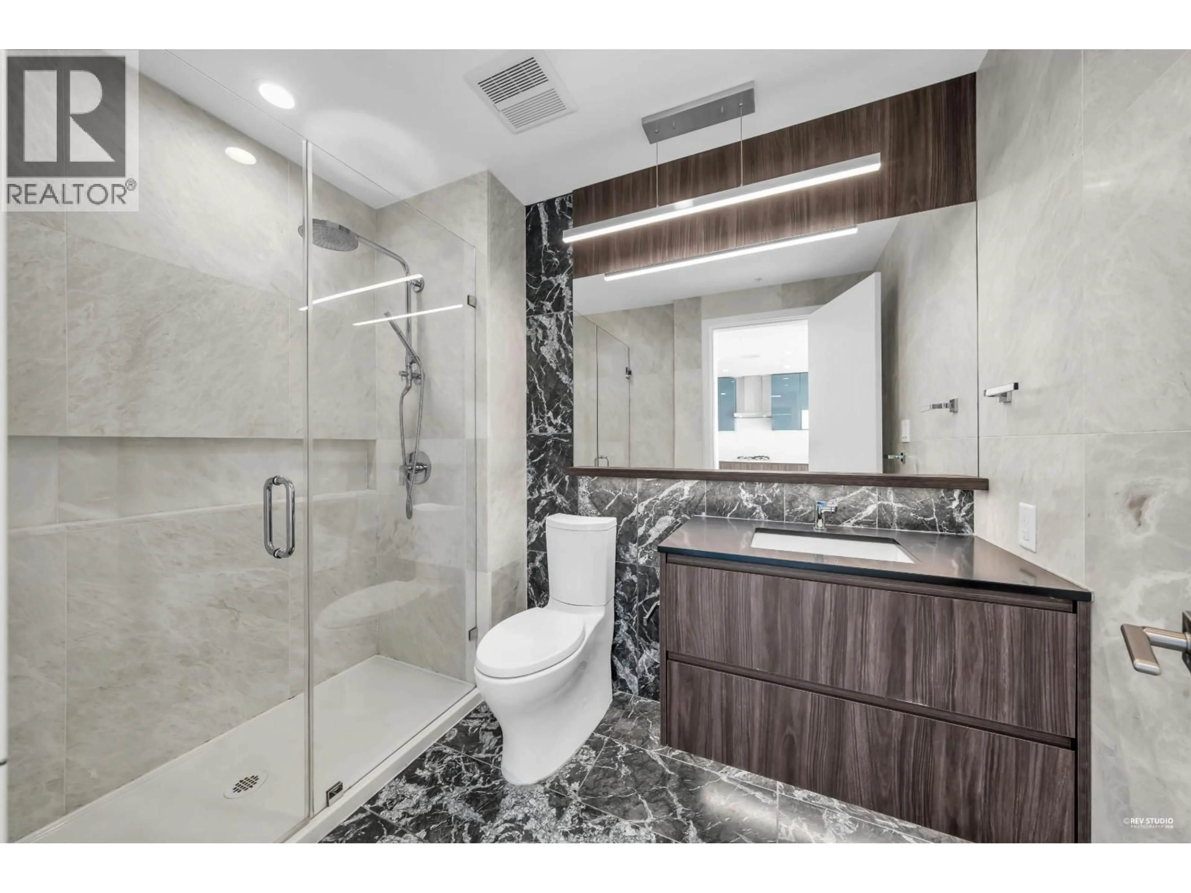 Contemporary bathroom, ceramic/tile floor for 1505 - 6511 SUSSEX AVENUE, Burnaby British Columbia V5H0K5