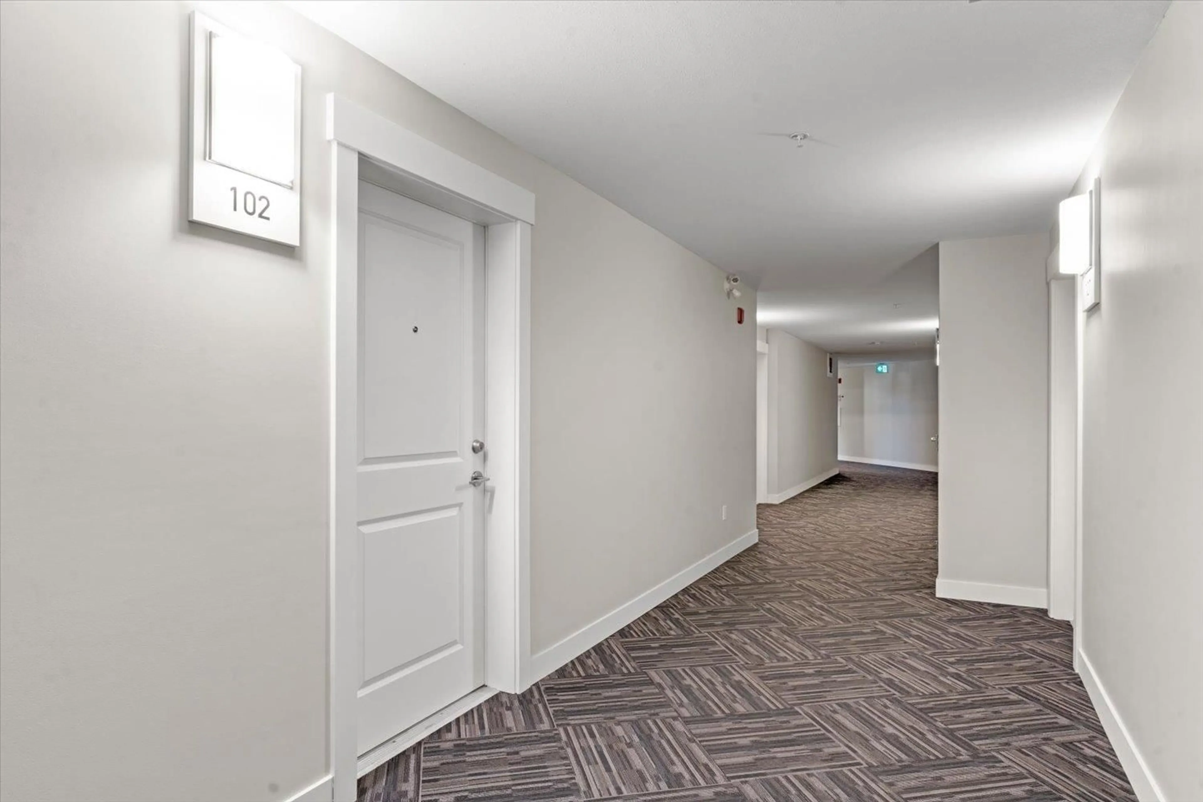 Indoor foyer for 102 - 45761 STEVENSON ROAD, Chilliwack British Columbia V2R0Y7