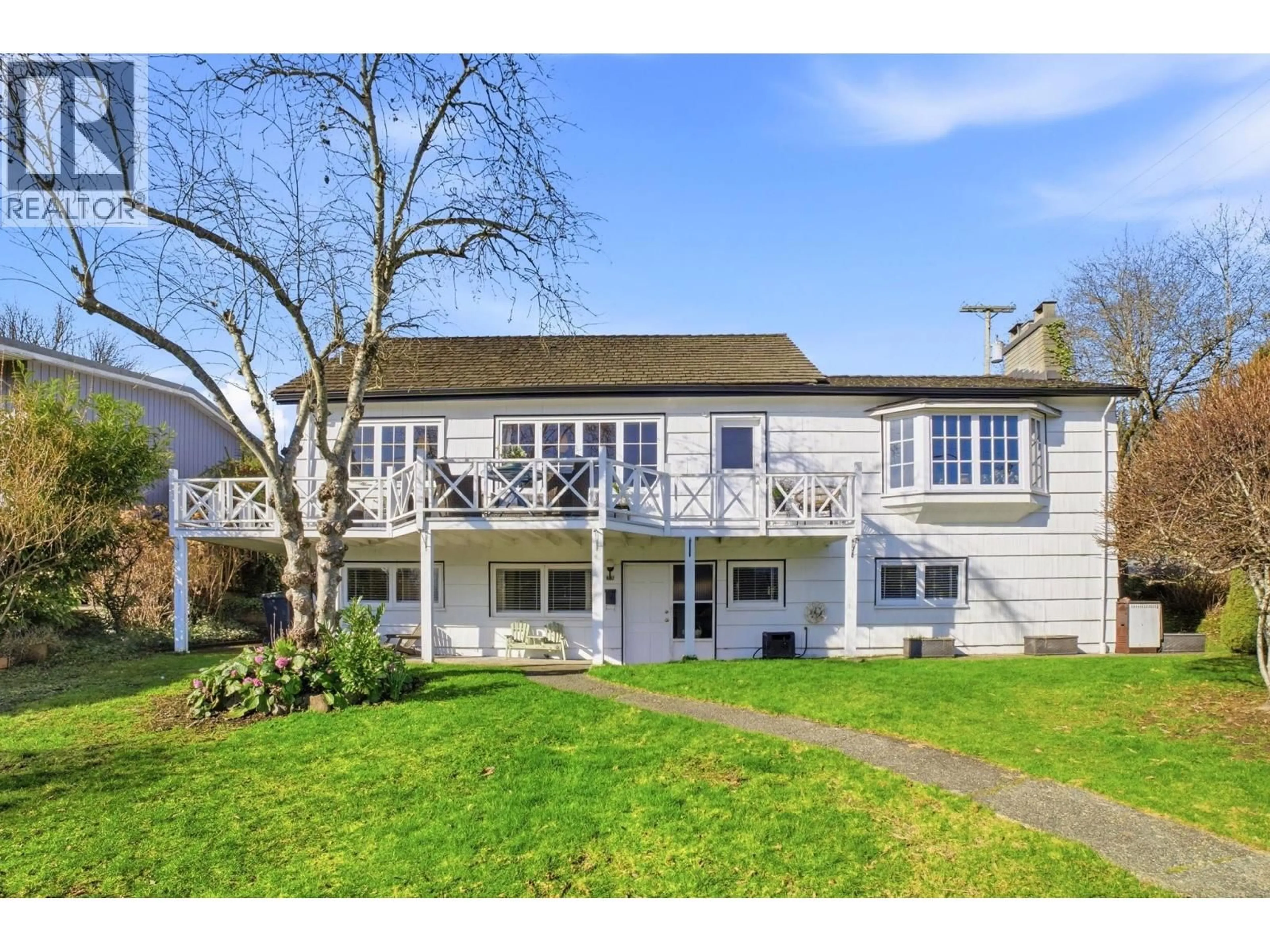 A pic from outside/outdoor area/front of a property/back of a property/a pic from drone, unknown for 487 ROSLYN BOULEVARD, North Vancouver British Columbia V7G1P1