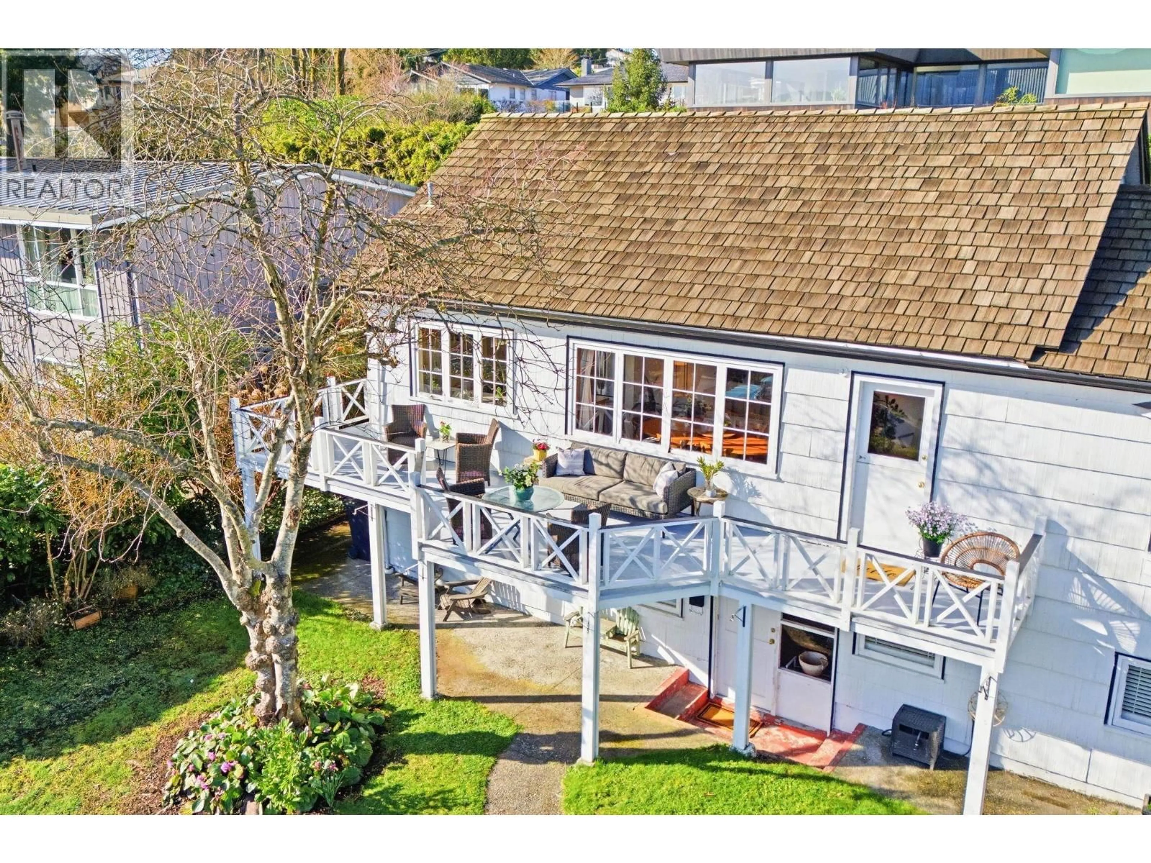 A pic from outside/outdoor area/front of a property/back of a property/a pic from drone, water/lake/river/ocean view for 487 ROSLYN BOULEVARD, North Vancouver British Columbia V7G1P1