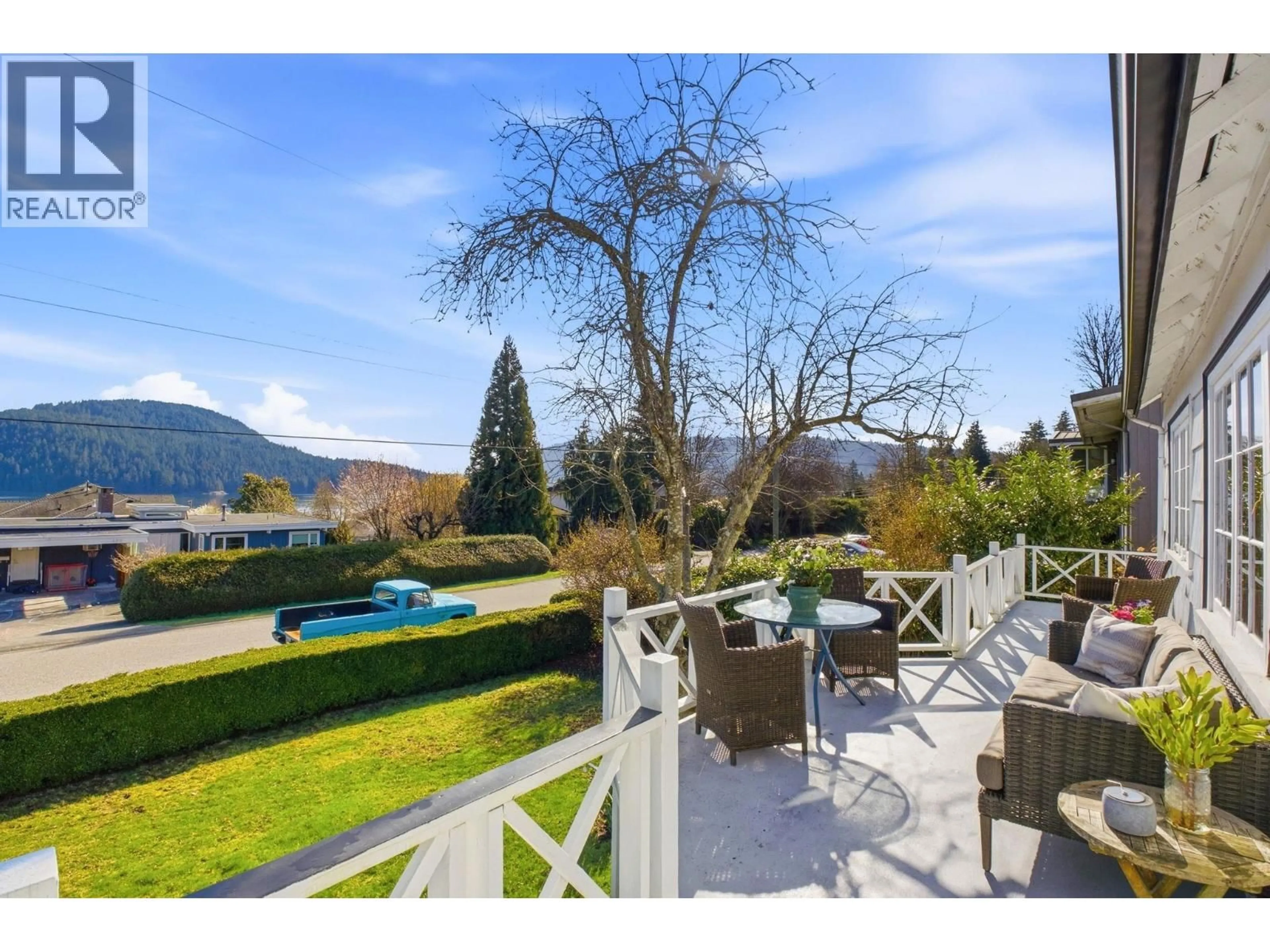 Patio, water/lake/river/ocean view for 487 ROSLYN BOULEVARD, North Vancouver British Columbia V7G1P1