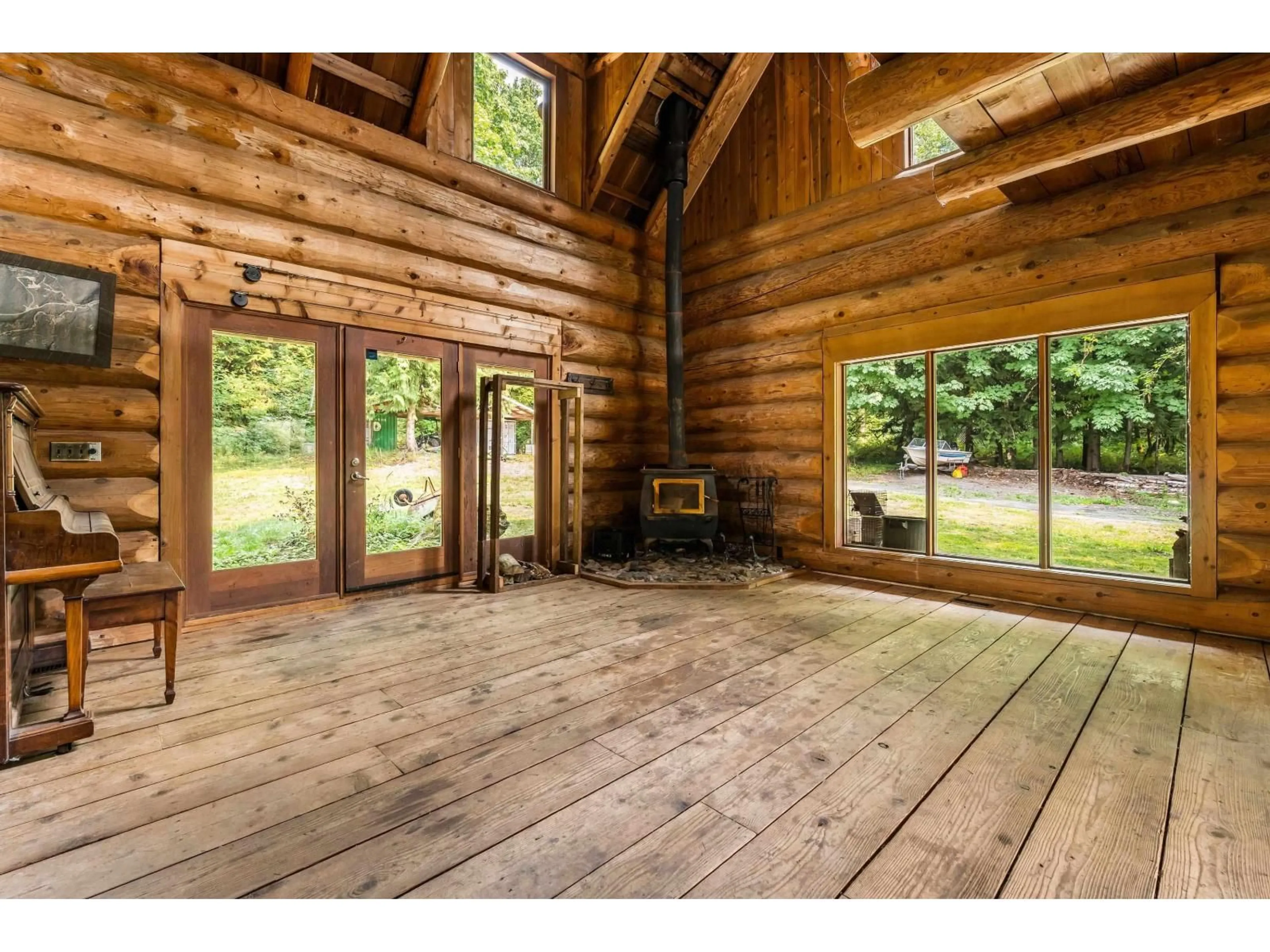 Indoor foyer for 55270 CHILLIWACK BENCH FSR ROAD, Chilliwack British Columbia V4Z1B3