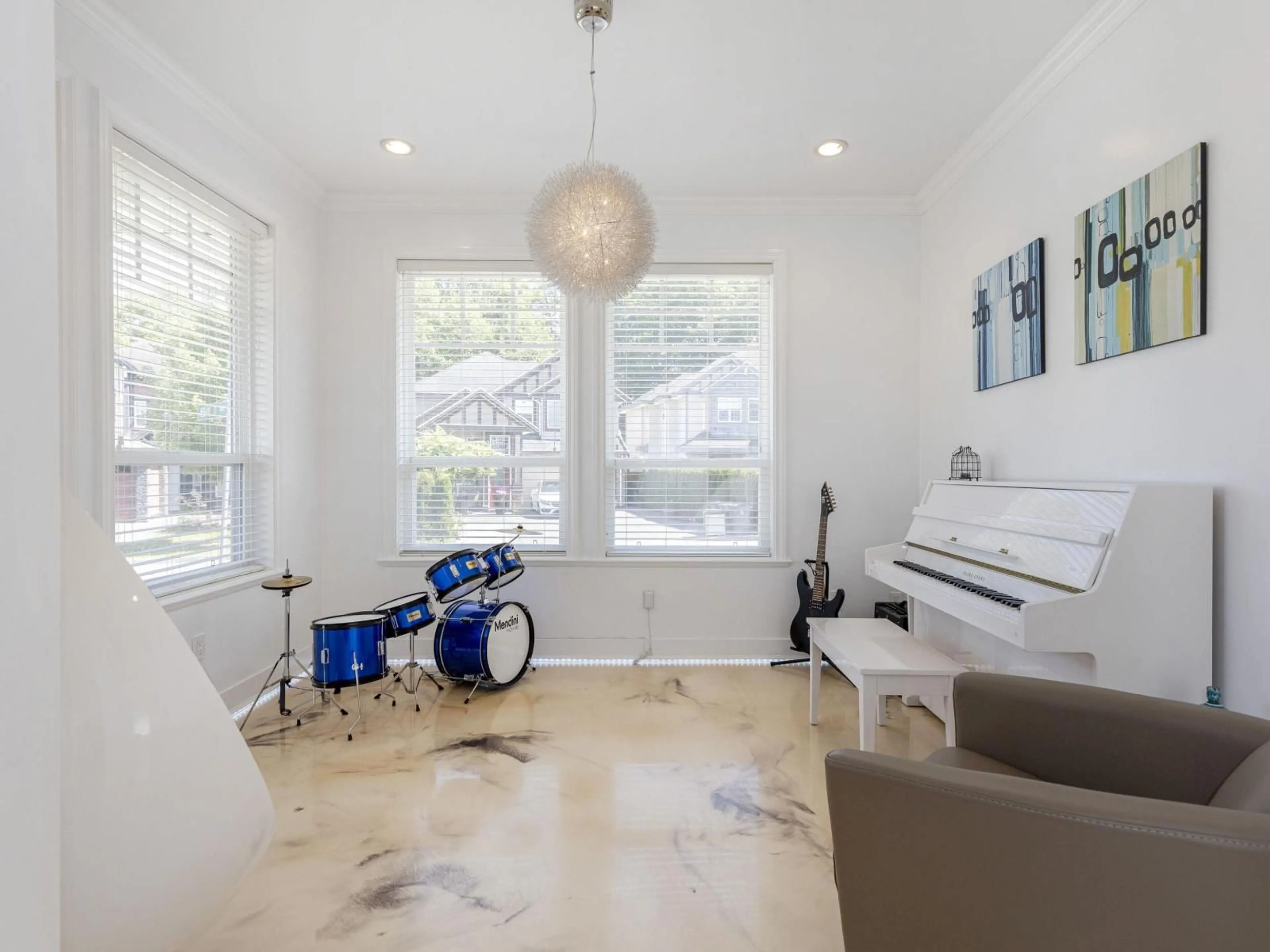 Living room with furniture, ceramic/tile floor for 6455 143RD STREET, Surrey British Columbia V3W1T4
