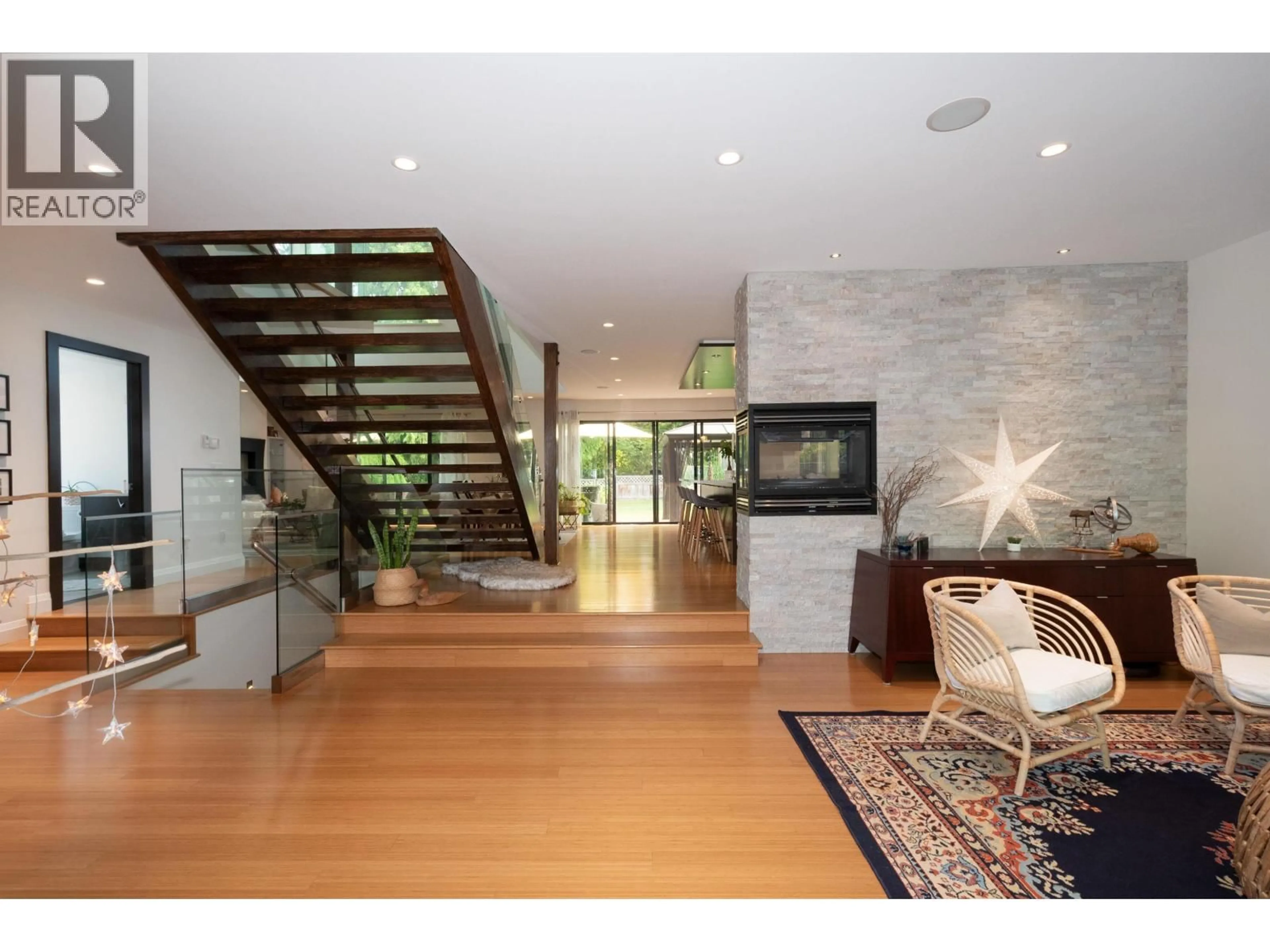 Indoor foyer for 1930 PANORAMA DRIVE, North Vancouver British Columbia V7G1V1