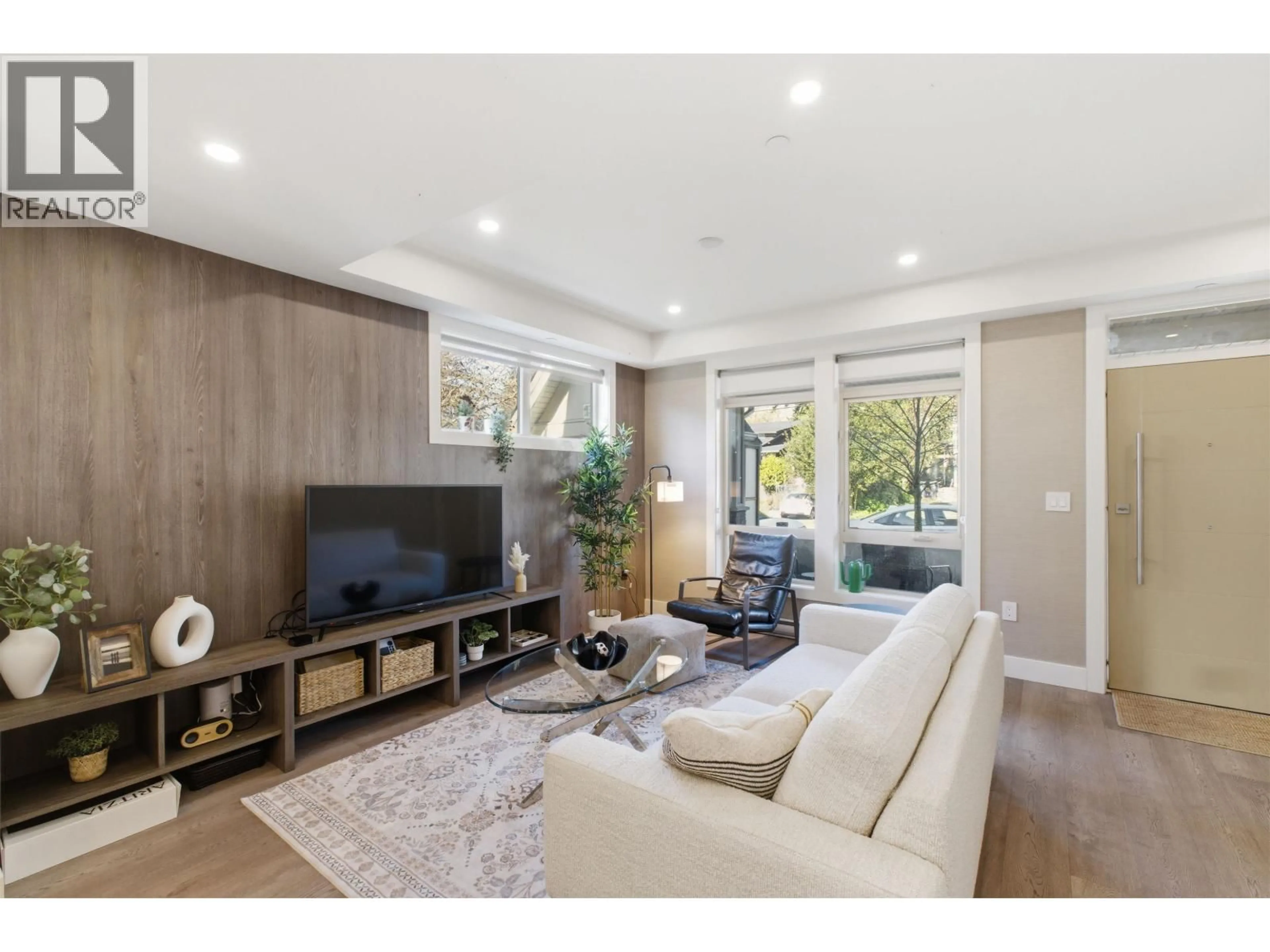 Living room with furniture, wood/laminate floor for 1 - 115 QUEENS ROAD, North Vancouver British Columbia V7N2K4