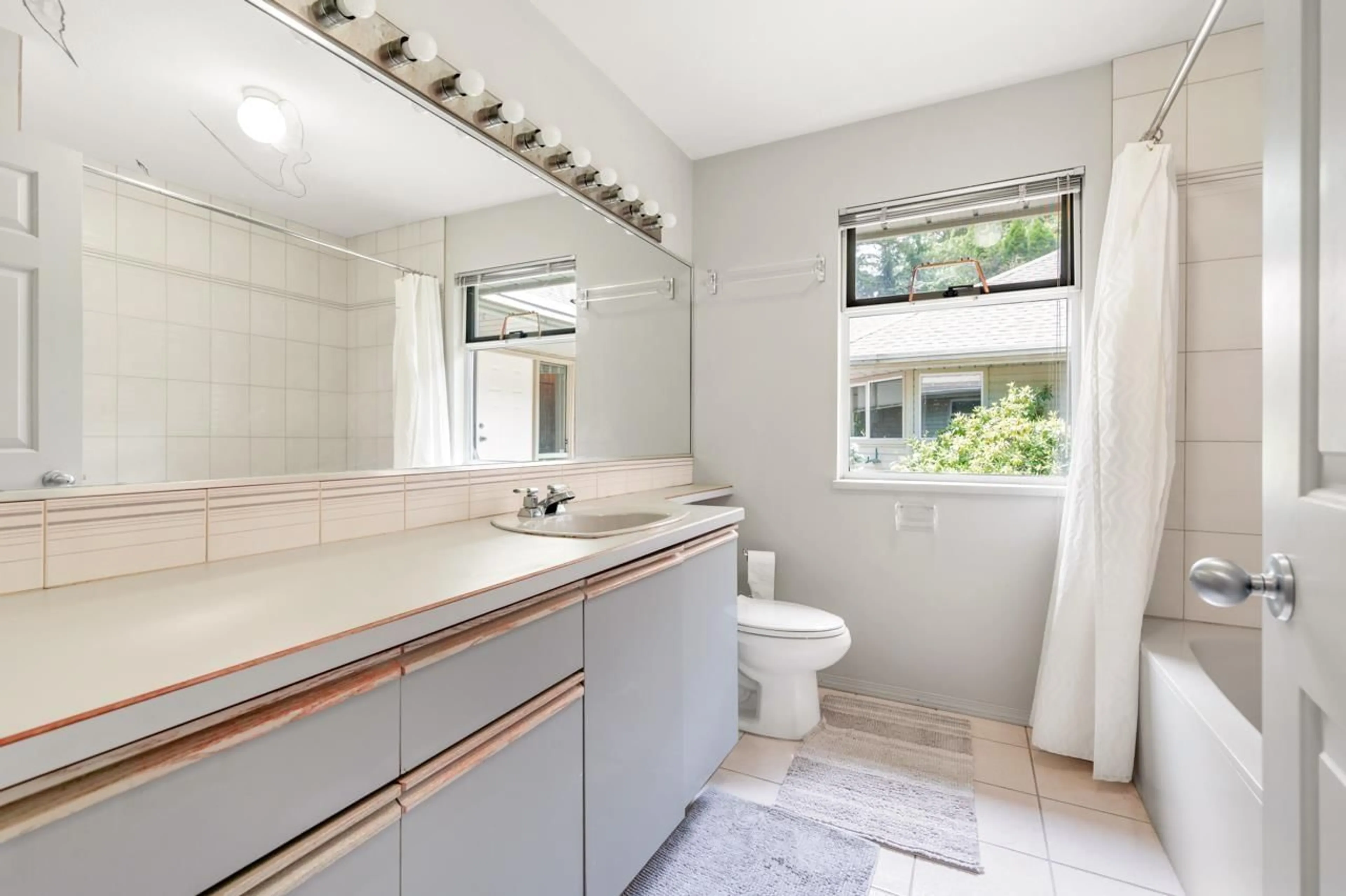 Standard bathroom, ceramic/tile floor for 13553 25 AVENUE, Surrey British Columbia V4P1Z7