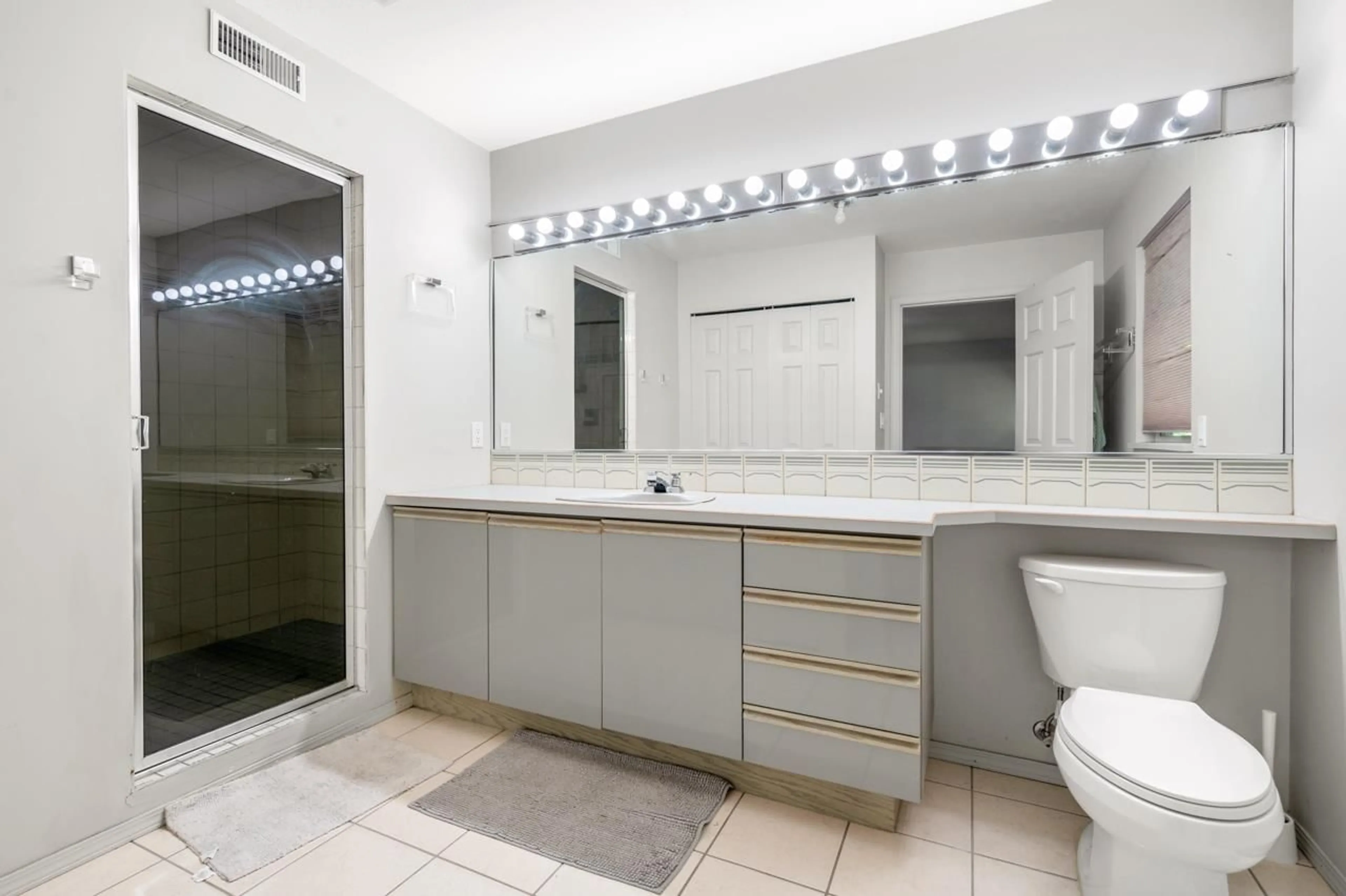 Standard bathroom, ceramic/tile floor for 13553 25 AVENUE, Surrey British Columbia V4P1Z7