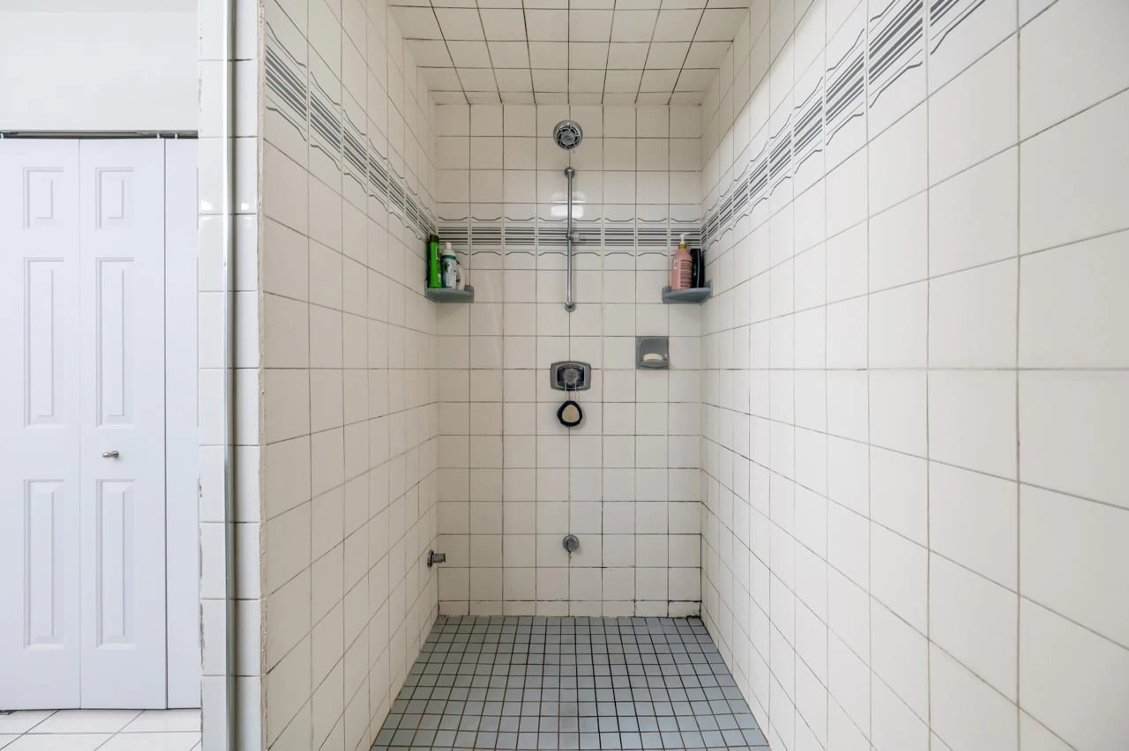 Standard bathroom, ceramic/tile floor for 13553 25 AVENUE, Surrey British Columbia V4P1Z7