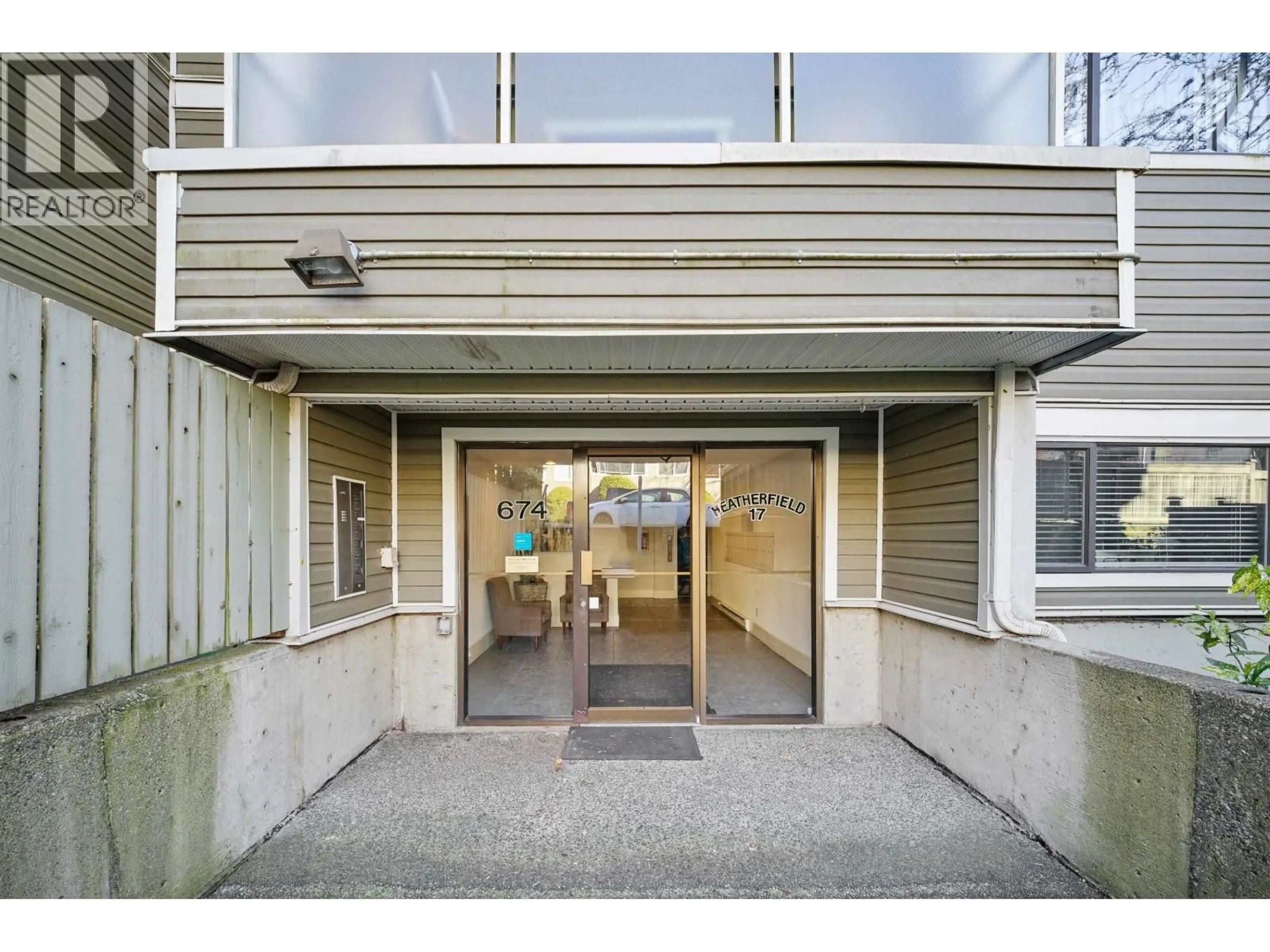 Indoor foyer for 301 - 674 17TH AVENUE, Vancouver British Columbia V5Z1T8
