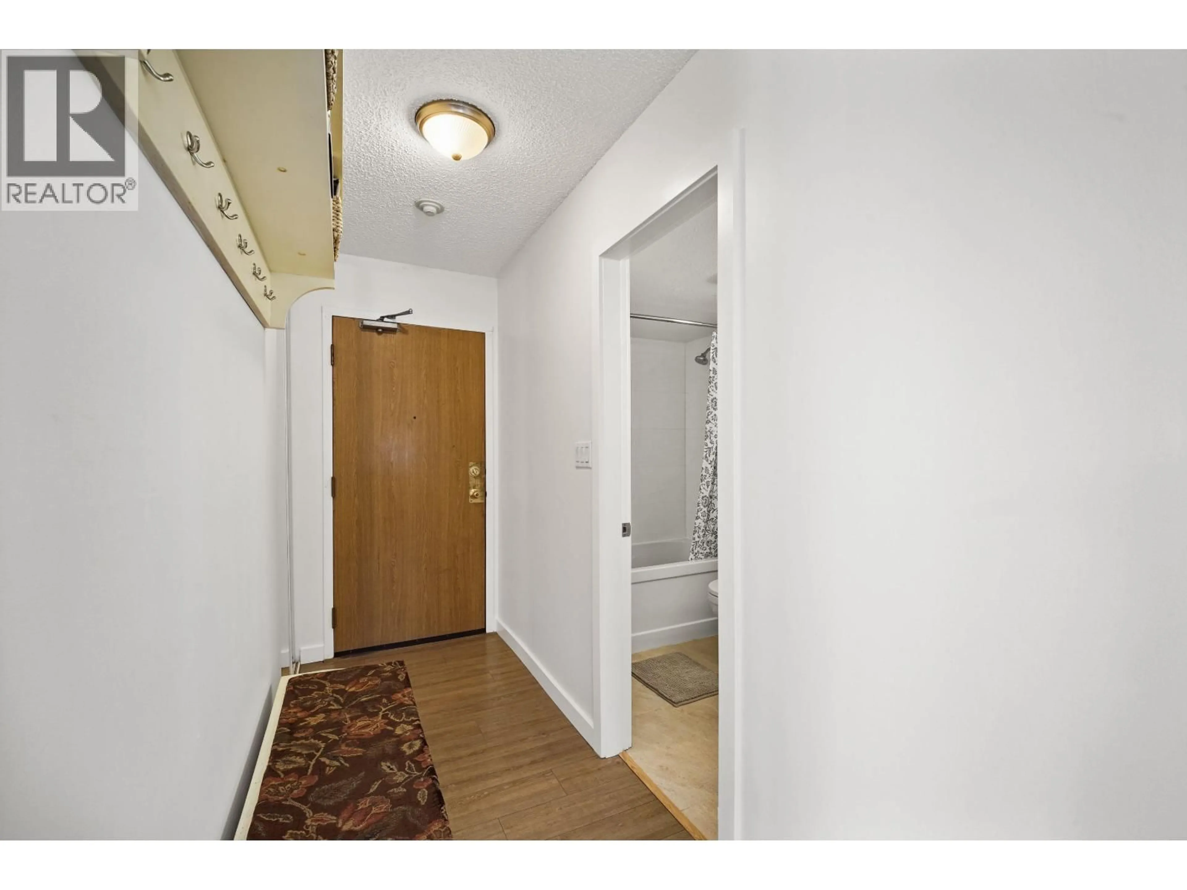 Indoor entryway for 301 - 674 17TH AVENUE, Vancouver British Columbia V5Z1T8