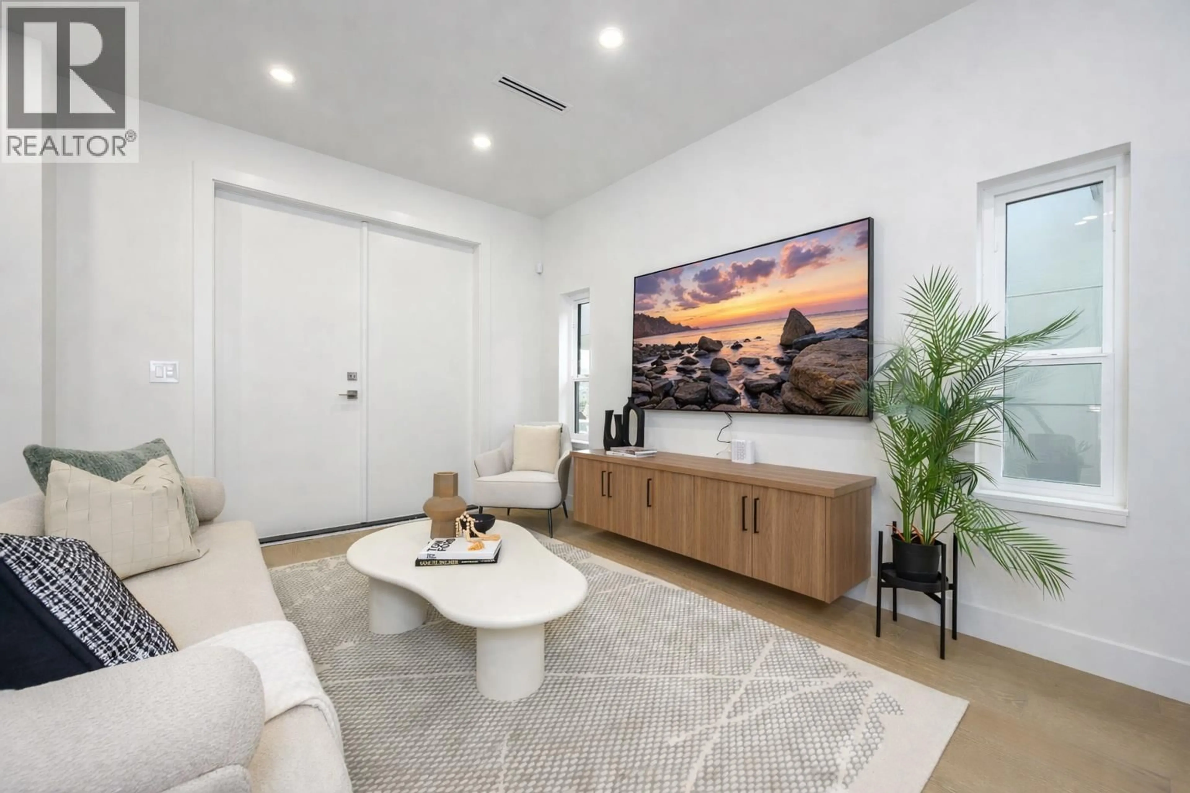 Living room with furniture, unknown for 4 - 6176 ELGIN AVENUE, Burnaby British Columbia V5H3S4