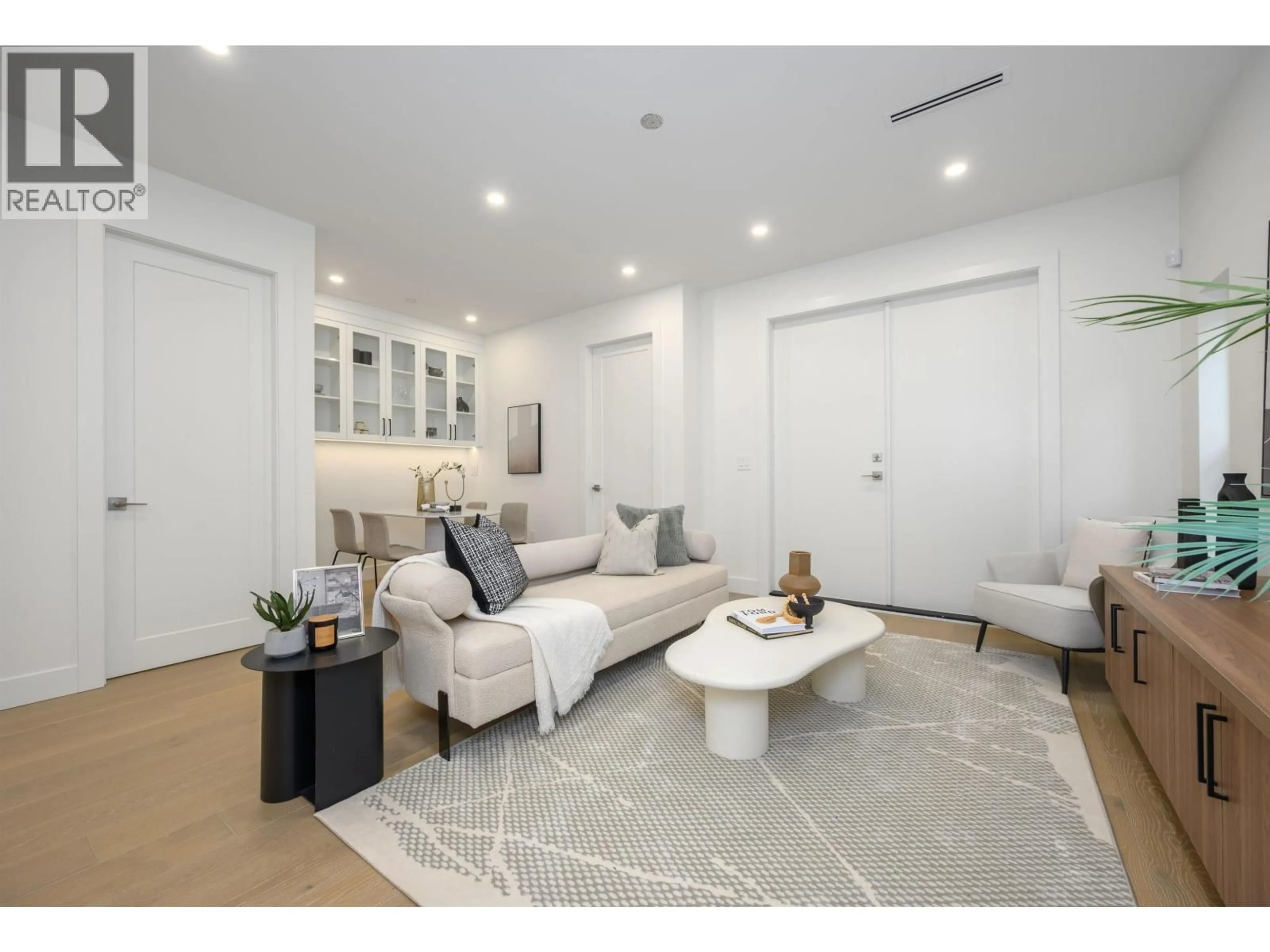 Living room with furniture, unknown for 4 - 6176 ELGIN AVENUE, Burnaby British Columbia V5H3S4