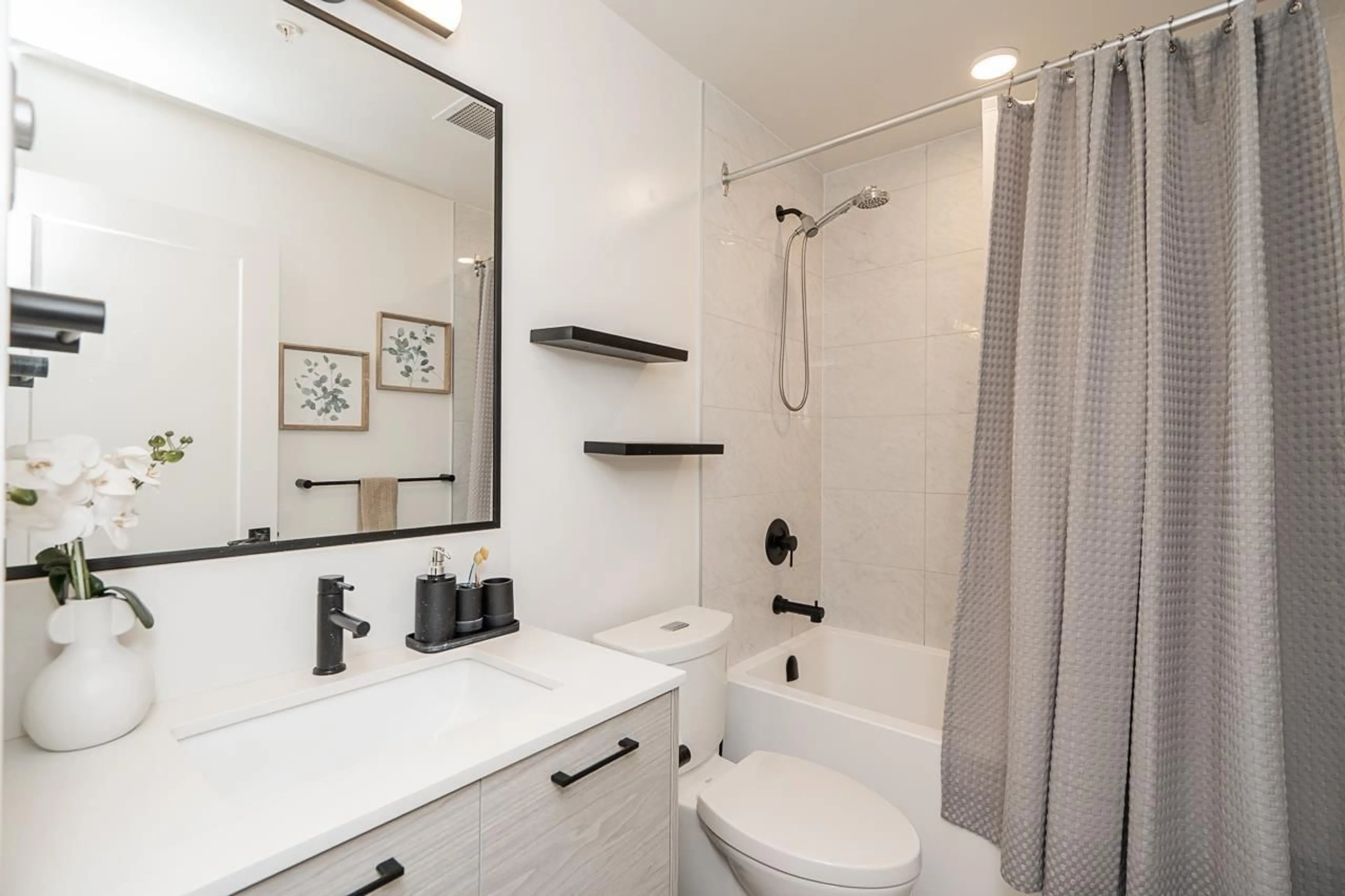 Standard bathroom, ceramic/tile floor for 209 - 20077 84 AVENUE, Langley British Columbia V2Y3X7