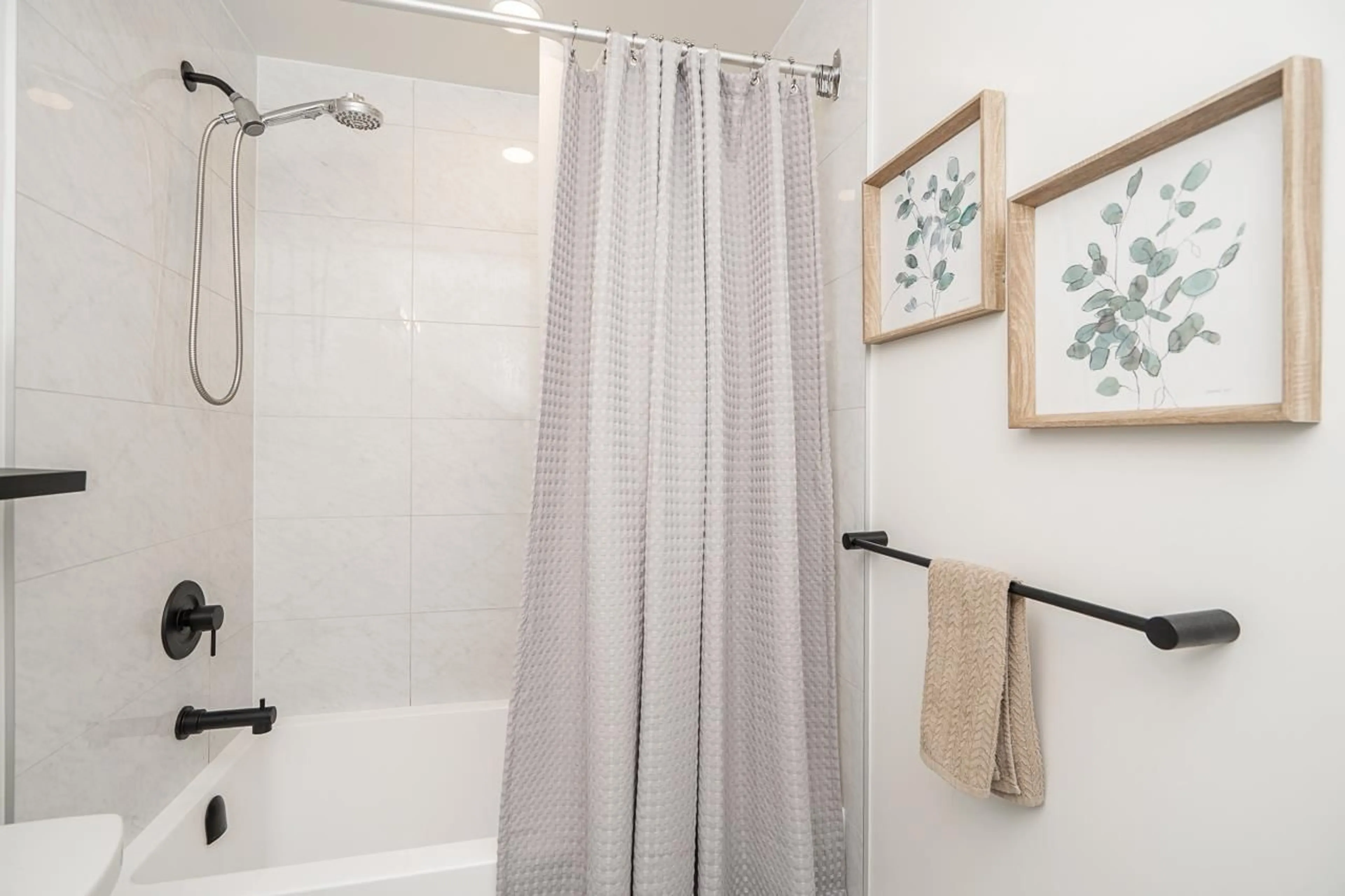 Standard bathroom, unknown for 209 - 20077 84 AVENUE, Langley British Columbia V2Y3X7