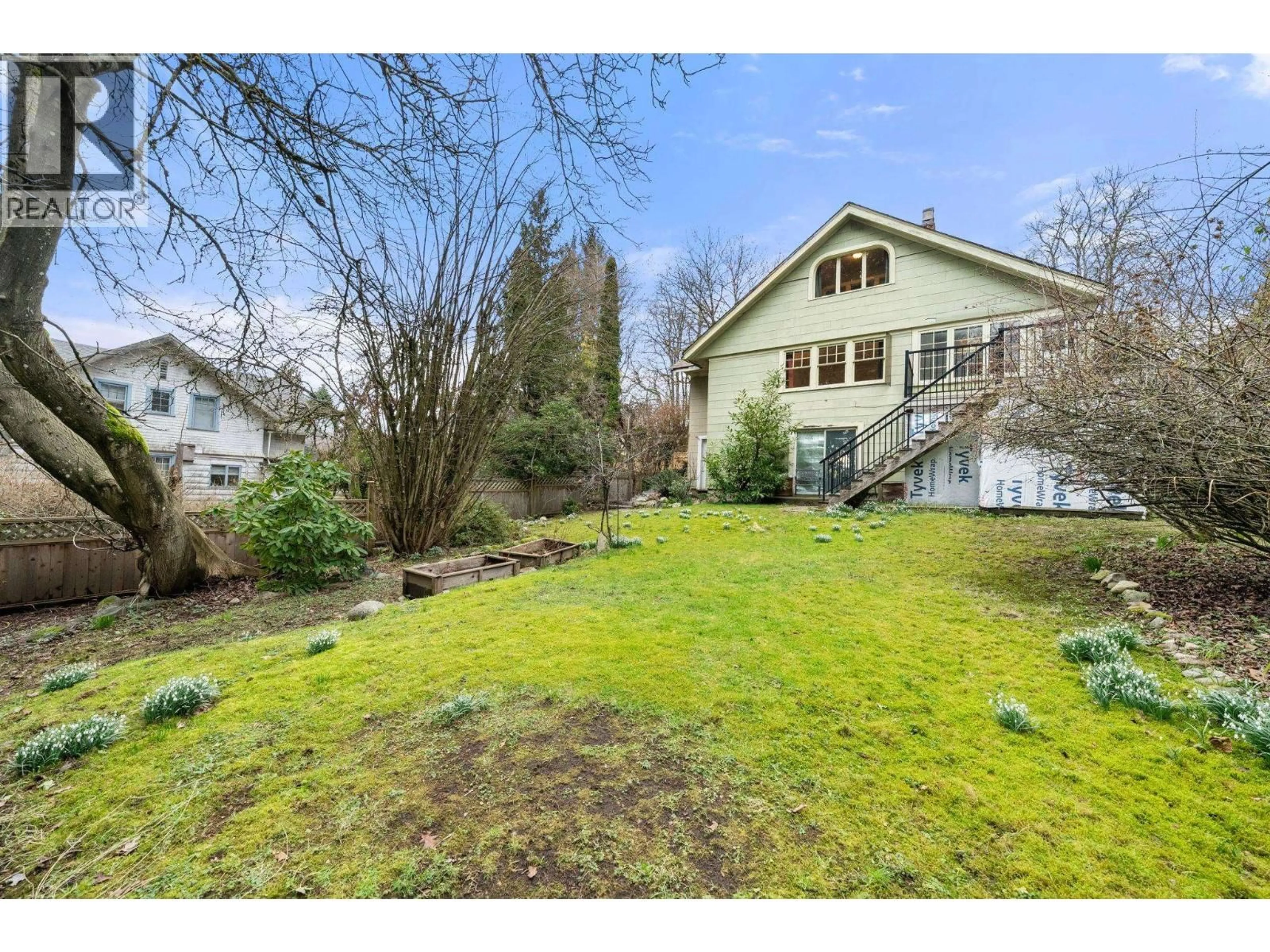 A pic from outside/outdoor area/front of a property/back of a property/a pic from drone, street for 163 KINGS ROAD, North Vancouver British Columbia V7N1H4