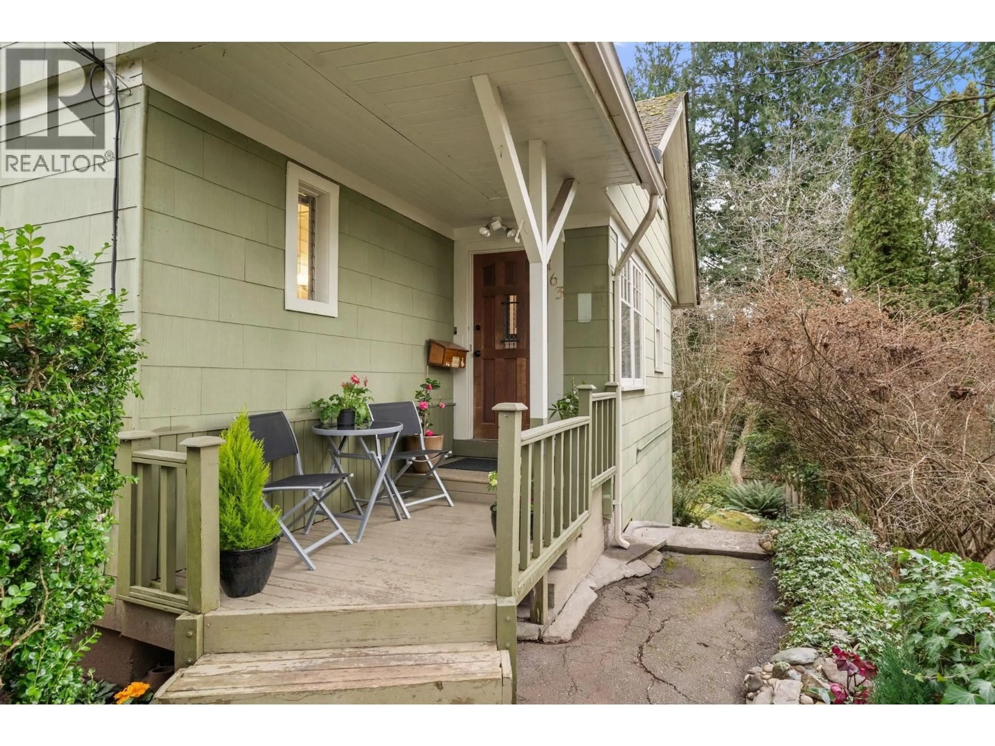 Indoor entryway for 163 KINGS ROAD, North Vancouver British Columbia V7N1H4