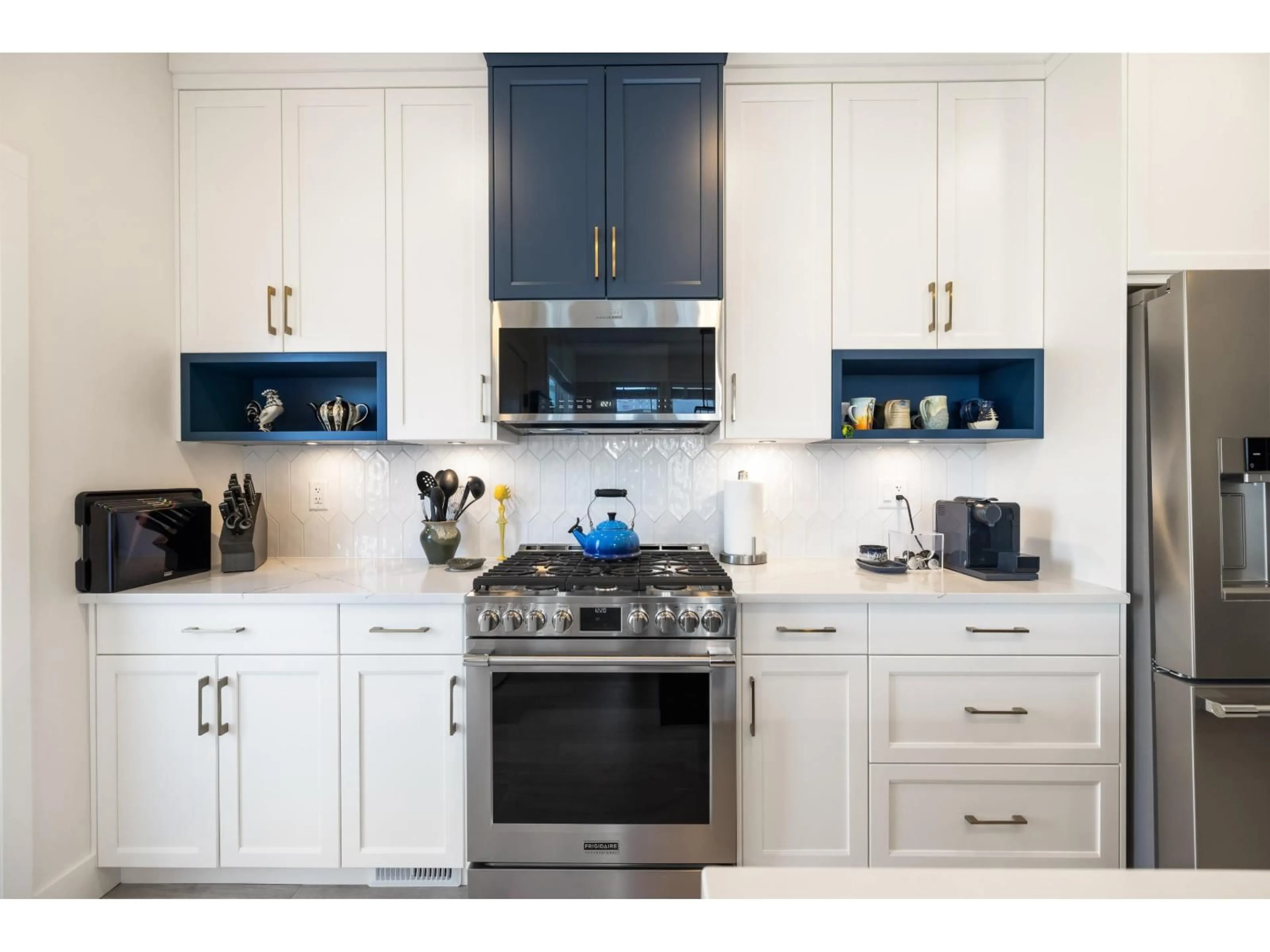 Contemporary kitchen, ceramic/tile floor for 15 - 43998 CHILLIWACK MOUNTAIN ROAD, Chilliwack British Columbia V2R4A1