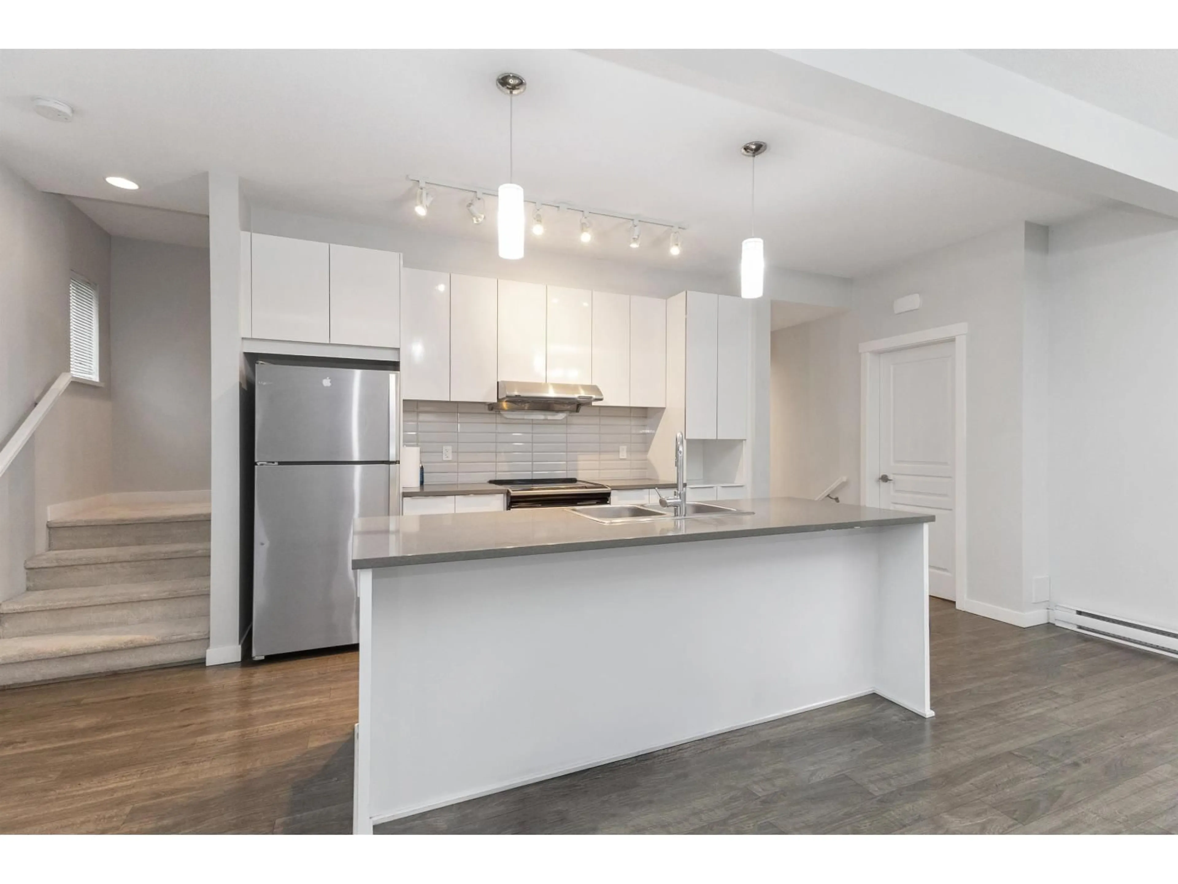 Open concept kitchen, wood/laminate floor for 74 - 30930 WESTRIDGE PLACE, Abbotsford British Columbia V2T0H6