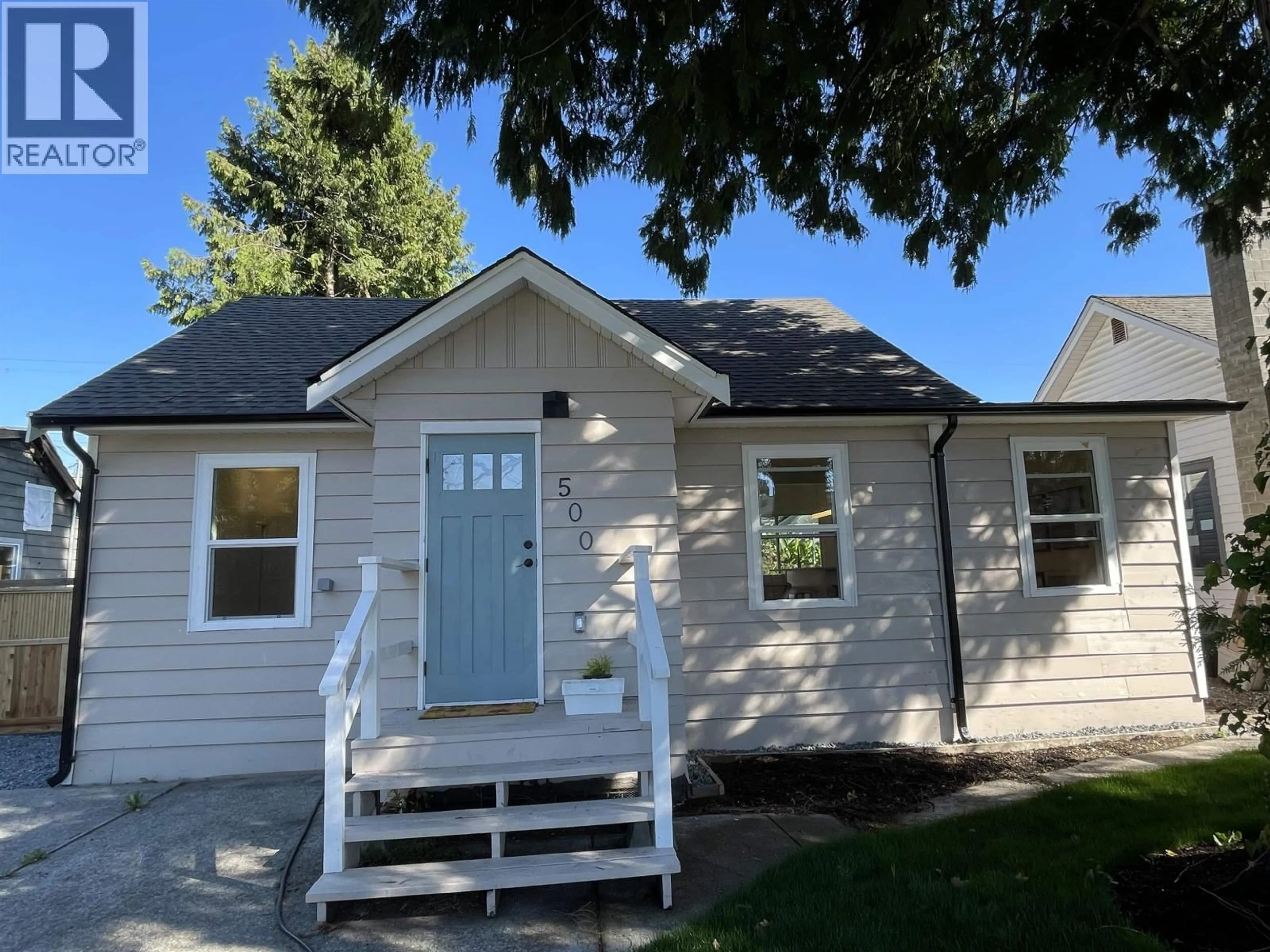 Home with vinyl exterior material, street for 500 DOUGLAS CRESCENT, Richmond British Columbia V7B1E5